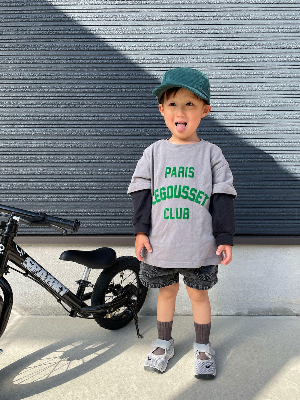 グレー系のTシャツ/カットソー、ブラック系のその他パンツ、グレー系のスニーカーを着用したキッズの春コーディネートの2枚目の写真