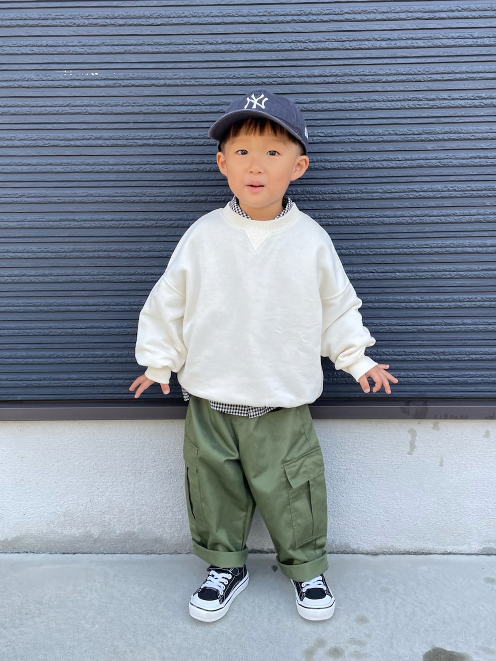 ホワイト系のスウェット、ブラック系のシャツ/ブラウス、グリーン系のカーゴパンツを着用したキッズの秋コーディネートの3枚目の写真