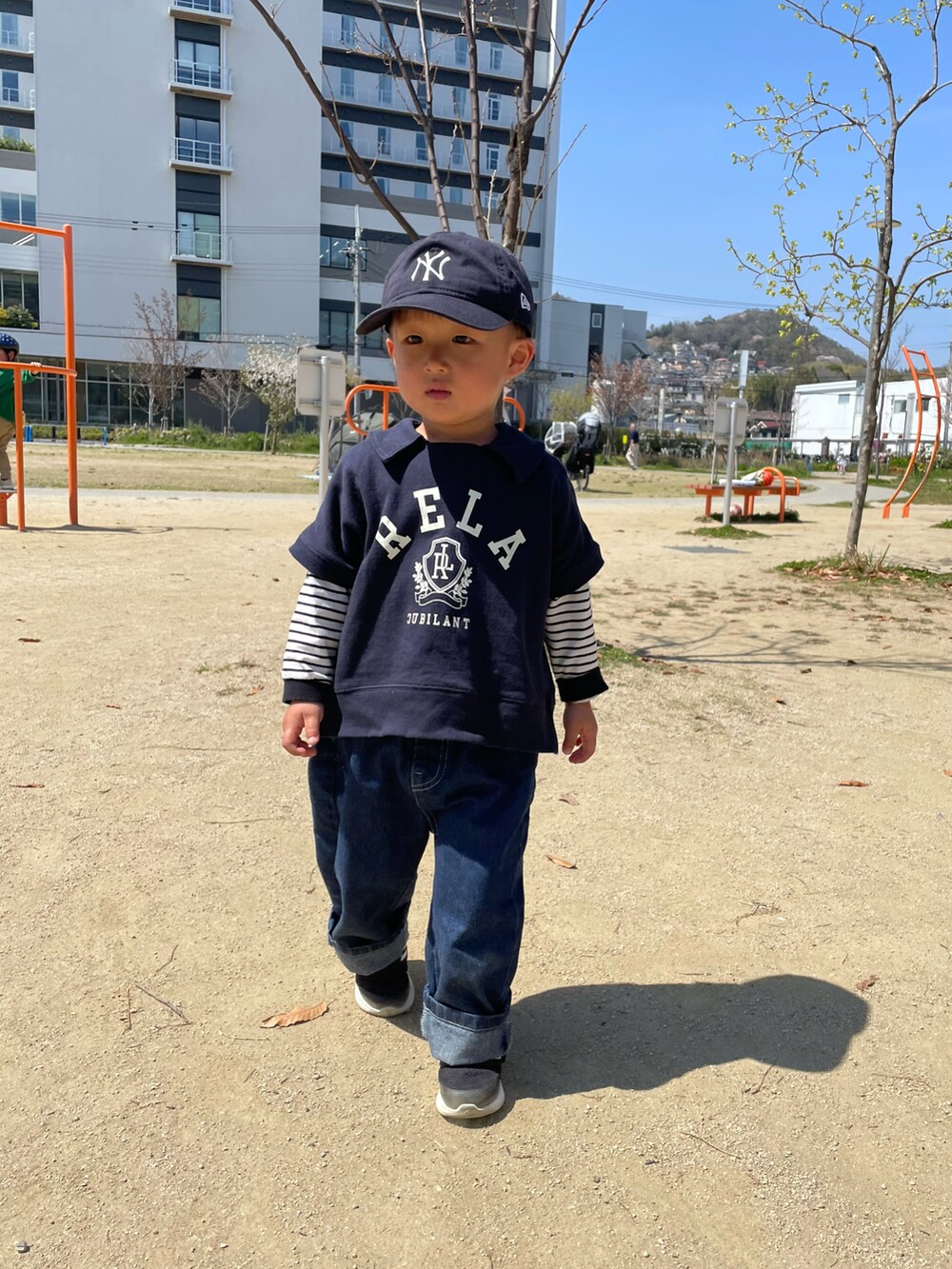 ブルー系のスウェット、ブラック系のTシャツ/カットソー、ブルー系のデニムパンツを着用したキッズの春コーディネートの2枚目の写真