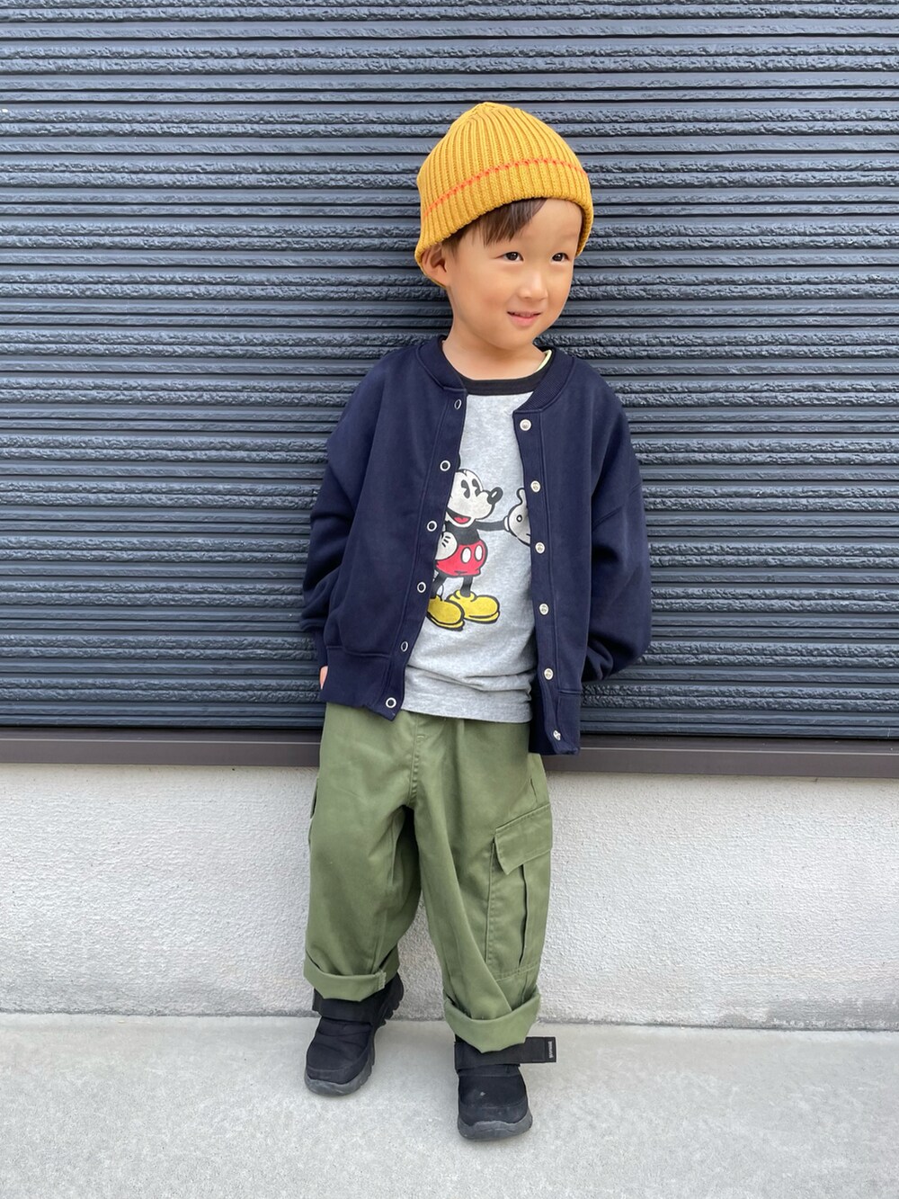 グレー系のTシャツ/カットソー、ブルー系のカーディガン/ボレロ、グリーン系のカーゴパンツを着用したキッズの秋コーディネートの2枚目の写真