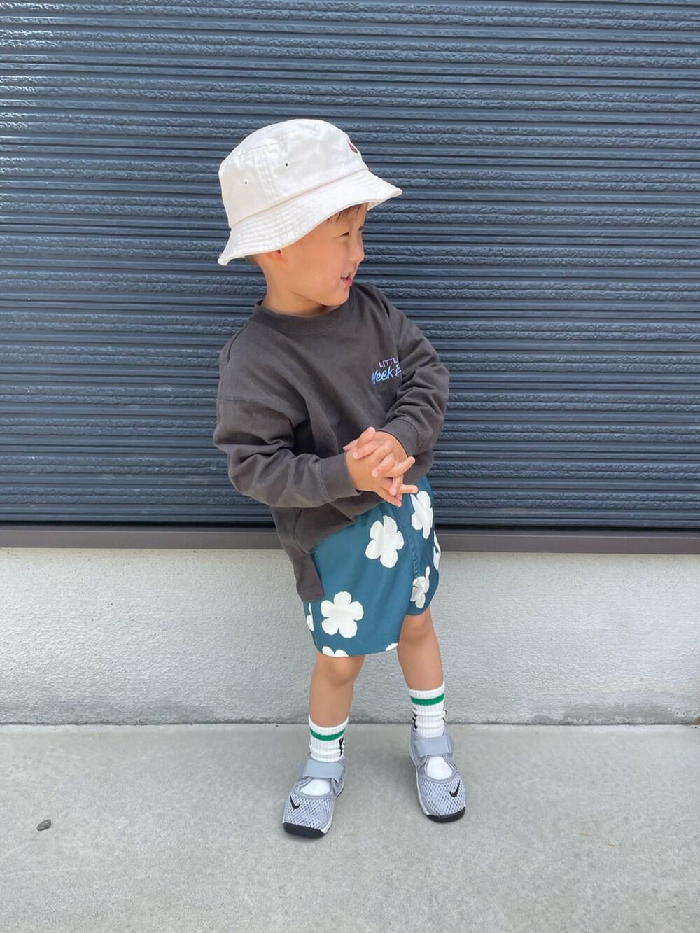 グレー系のTシャツ/カットソー、ブルー系のその他パンツ、グレー系のスニーカーを着用したキッズの春コーディネートの5枚目の写真