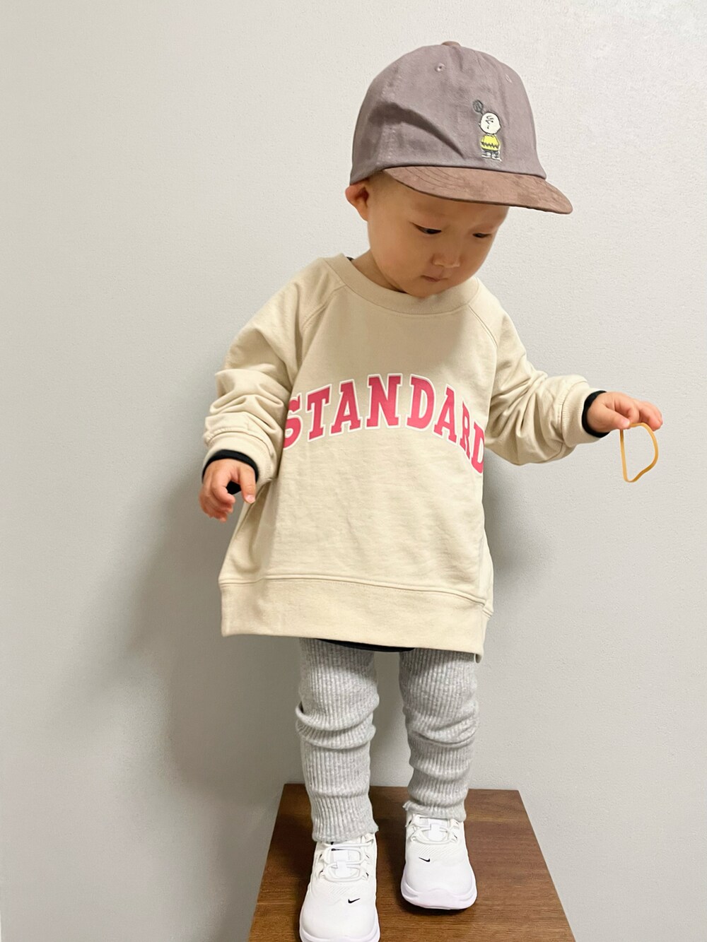 ベージュ系のスウェット、ブラウン系のエコバッグ/サブバッグ、ブラック系のTシャツ/カットソーを着用したキッズの冬コーディネートの4枚目の写真