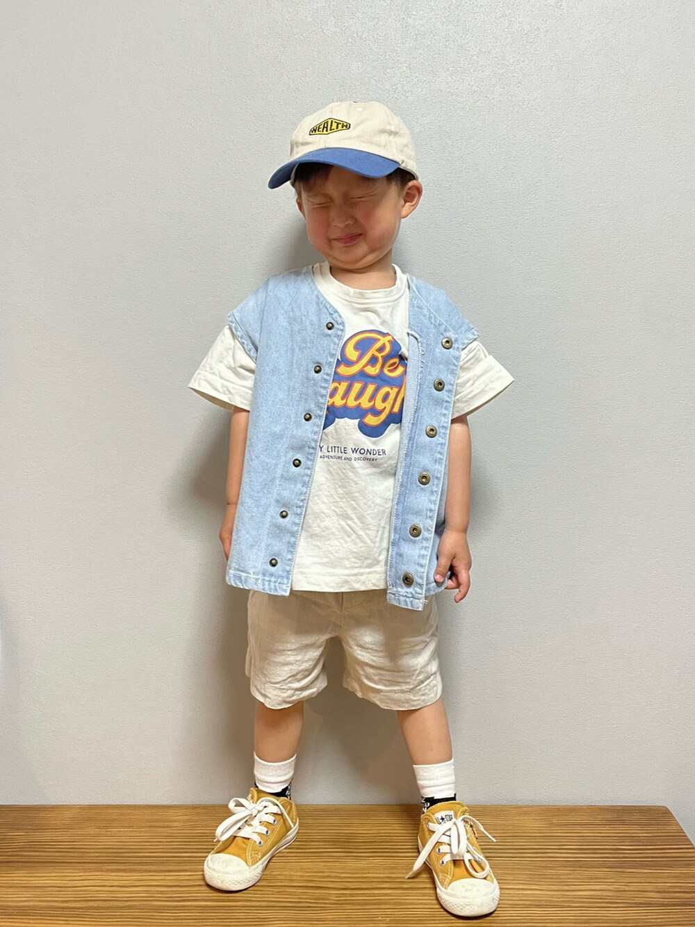 ブルー系のベスト、ホワイト系のTシャツ/カットソー、グレー系のその他パンツを着用したキッズの春コーディネートの4枚目の写真