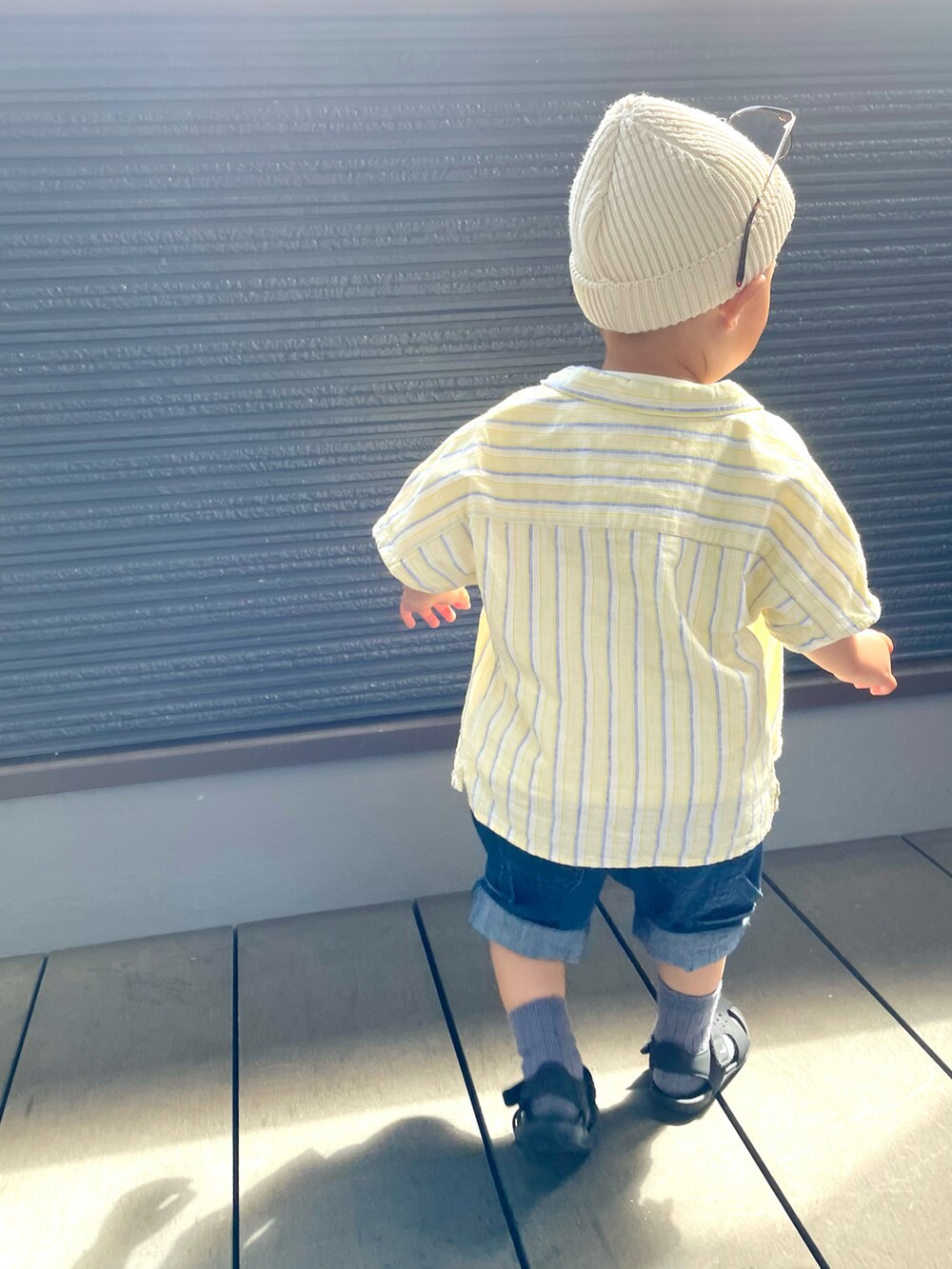 ベージュ系のTシャツ/カットソー、イエロー系のシャツ/ブラウス、ブルー系のデニムパンツを着用したキッズの春コーディネートの5枚目の写真