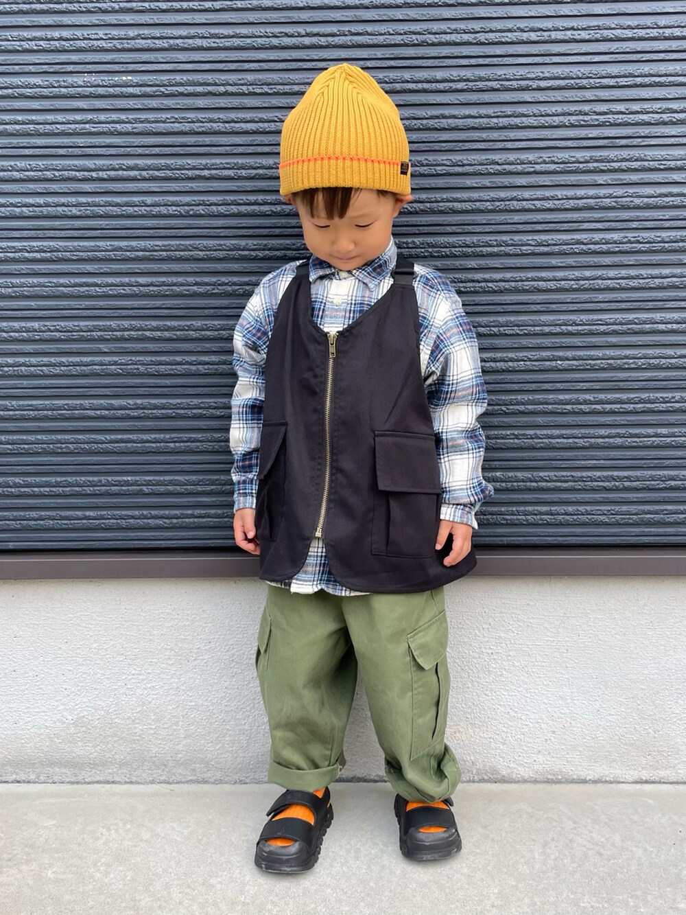 ブルー系のシャツ/ブラウス、グリーン系のカーゴパンツ、ブラック系のサンダルを着用したキッズの秋コーディネートの2枚目の写真