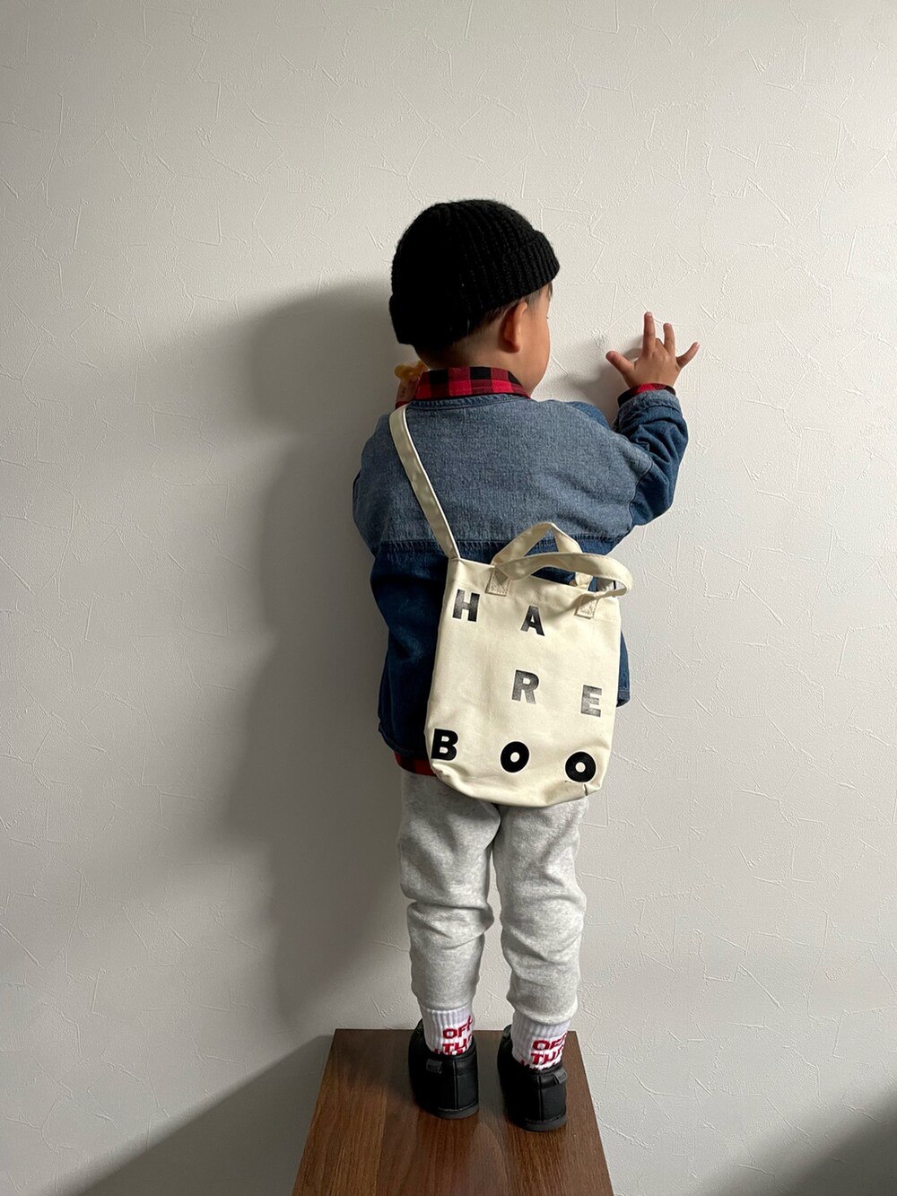 「いまどきジャケット写真、デニム、デニムジャケット、スウェット、スウェットパンツ、レイヤードスタイル、シャツスタイル、ニット帽、ショルダーバッグ、韓国子供服、休日スタイル、カジュアルコーデ」｜「Robe bebe'のアイテム（ニットキャップ/ビーニー、ブラック系）」を使った、ＯＴＯ ☺︎ ‬ＲＩＲＩさん（キッズ・90cm）の春コーディネートの3枚目の写真