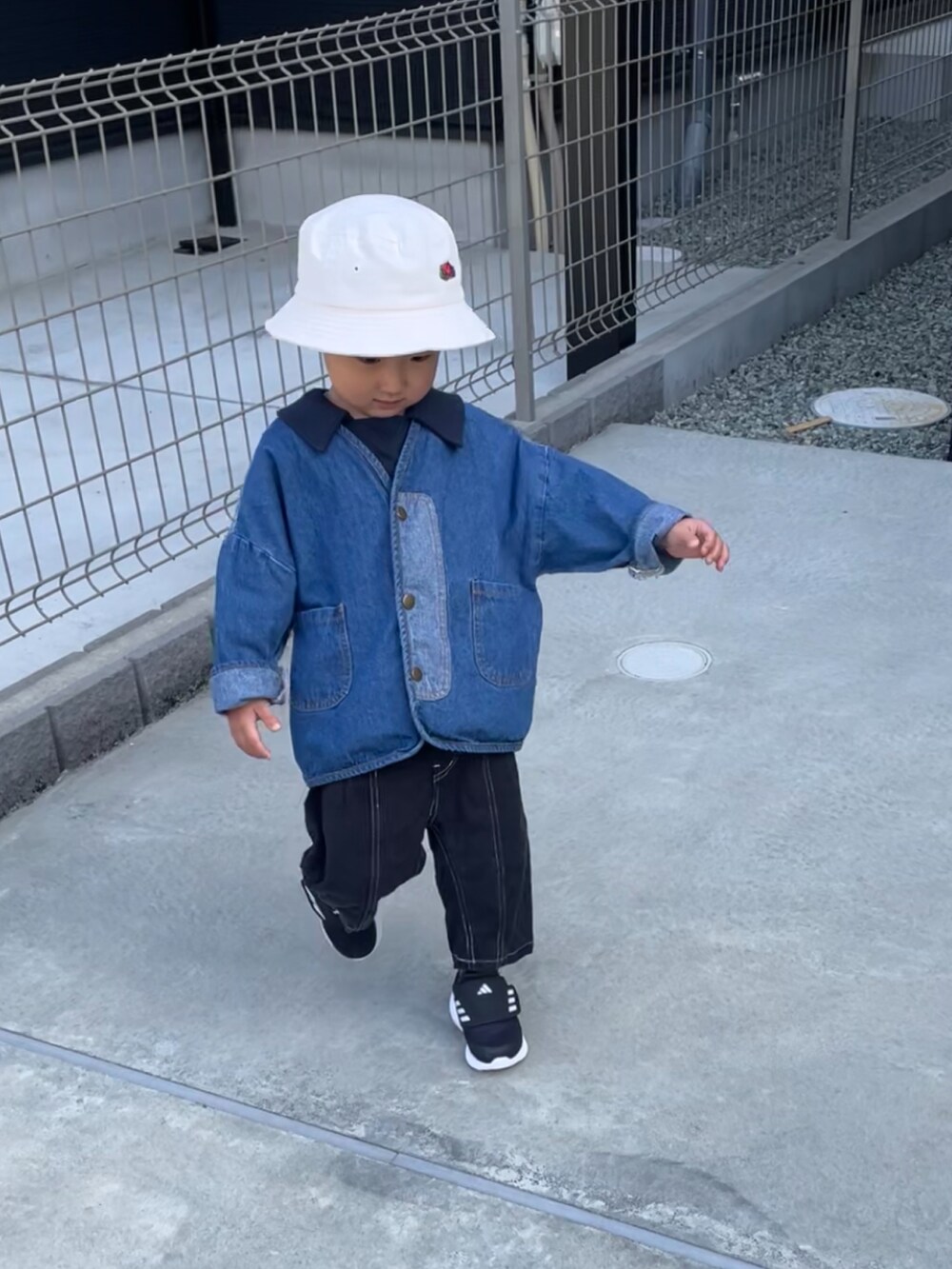 「春服デビュー宣言、シンプルコーデ、バケットハット、デニム、デニムジャケット、ロゴスウェット、カジュアルコーデ、春アウター」｜「FRUIT OF THE LOOMのKIDS LOGO EMB BUCKET HAT（ハット、ホワイト系）」を使った、ＯＴＯ ☺︎ ‬ＲＩＲＩさん（キッズ・90cm）の春コーディネートの2枚目の写真