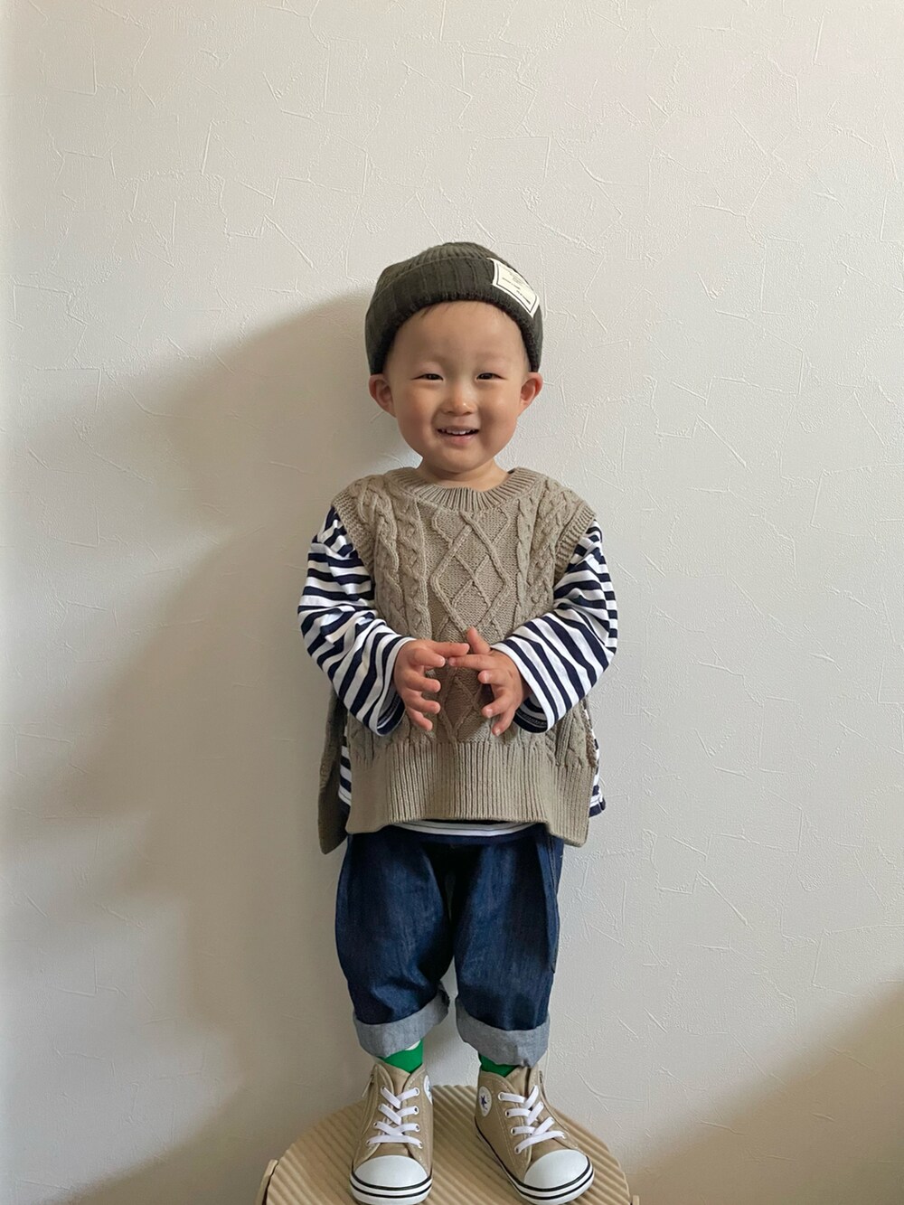 グリーン系のベスト、ブルー系のTシャツ/カットソー、その他のデニムパンツを着用したキッズの春コーディネートの2枚目の写真