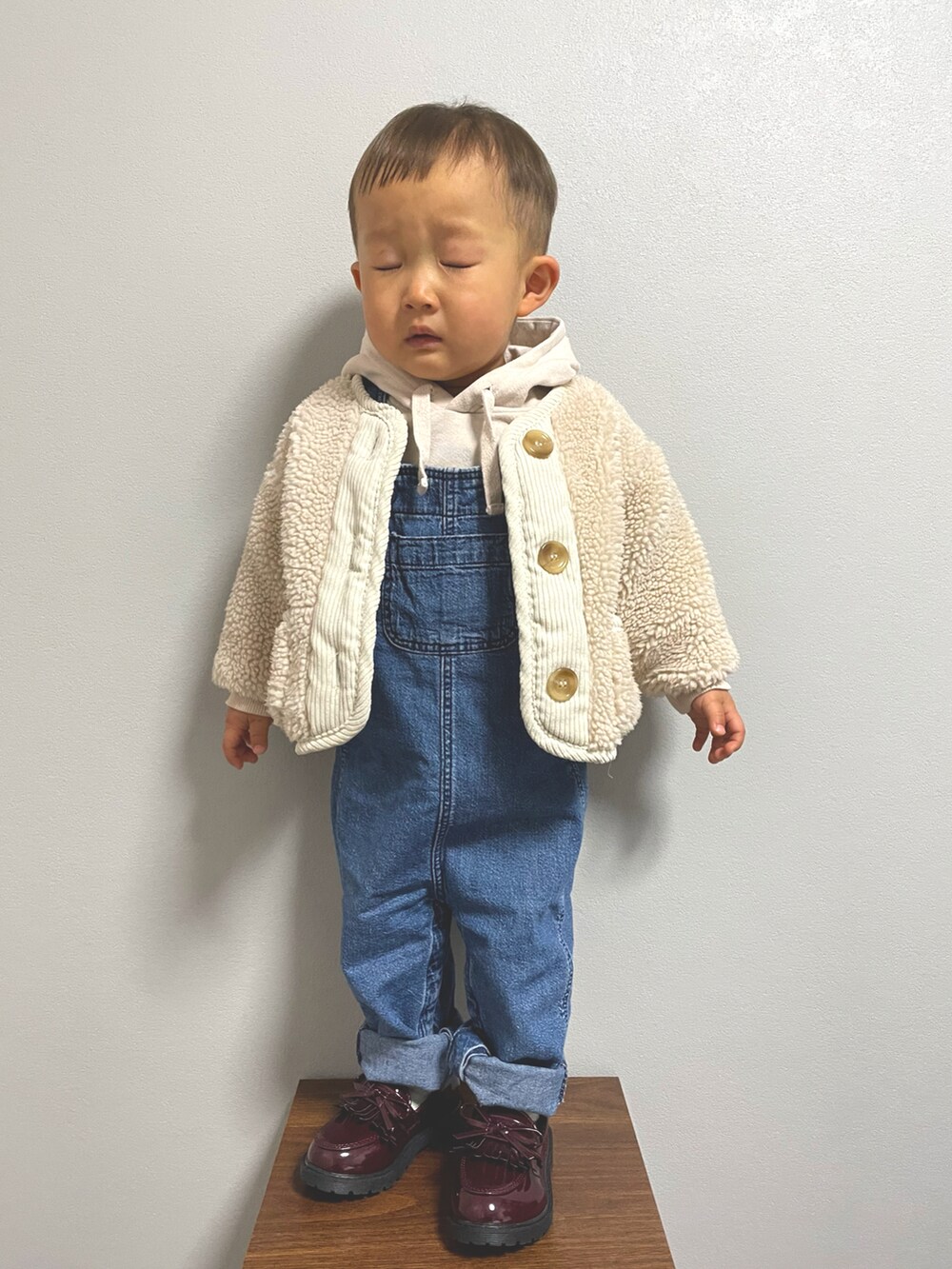 ホワイト系のノーカラージャケット、ブルー系のサロペット/オーバーオール、その他のローファーを着用したキッズの冬コーディネートの4枚目の写真