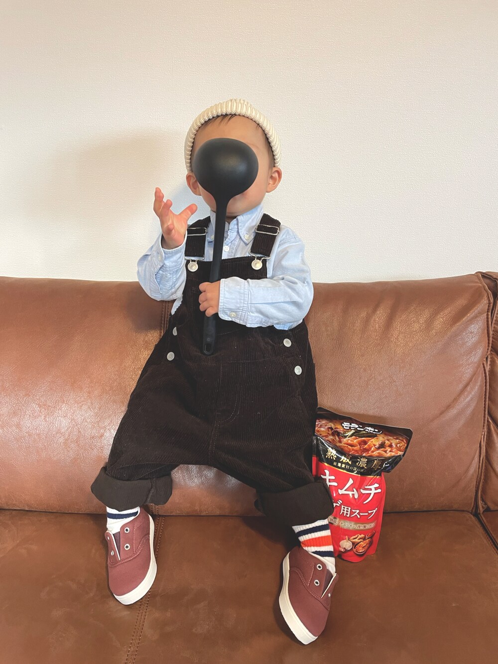 ブルー系のシャツ/ブラウス、グレー系のサロペット/オーバーオール、レッド系のスニーカーを着用したキッズの冬コーディネートの5枚目の写真