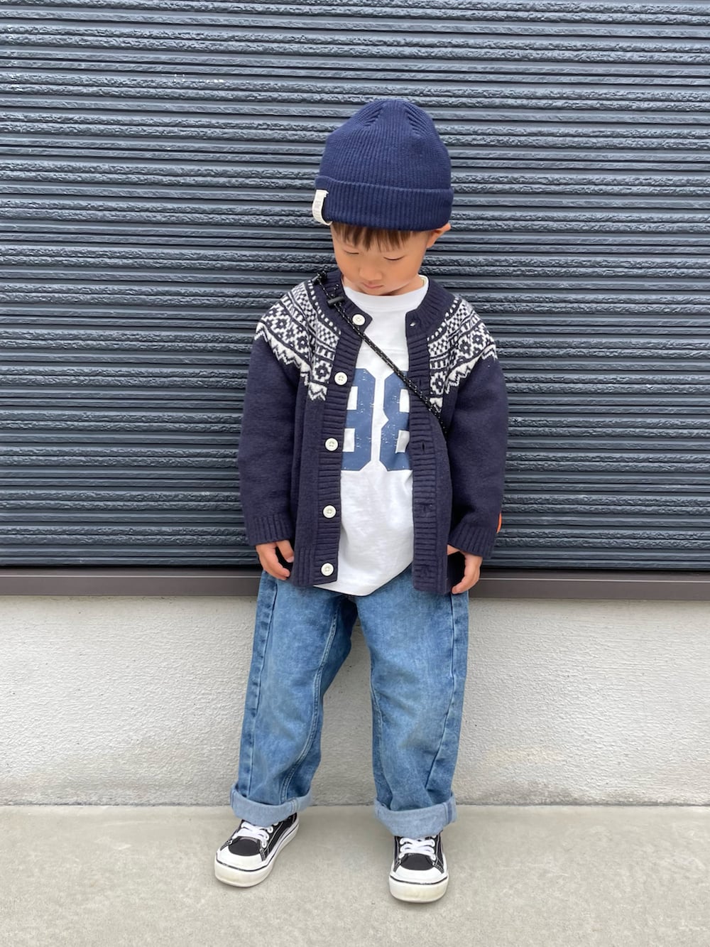 ホワイト系のTシャツ/カットソー、ブルー系のカーディガン/ボレロ、イエロー系のショルダーバッグを着用したキッズの秋コーディネートの2枚目の写真