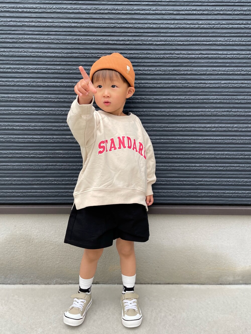 ベージュ系のスウェット、ブラック系のパンツ、ベージュ系のスニーカーを着用したキッズの春コーディネートの2枚目の写真