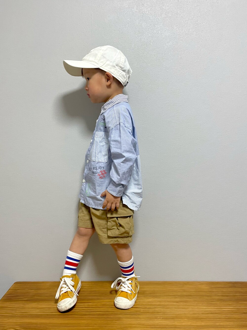 ブルー系のシャツ/ブラウス、ベージュ系のその他パンツ、イエロー系のスニーカーを着用したキッズの春コーディネートの3枚目の写真