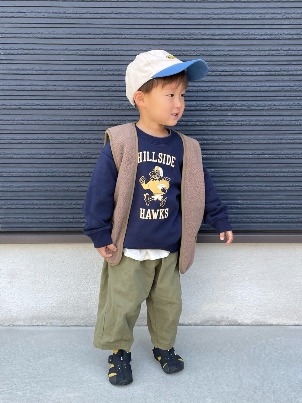 ブルー系のスウェット、グリーン系のその他アウター、グレー系のTシャツ/カットソーを着用したキッズの春コーディネートの2枚目の写真