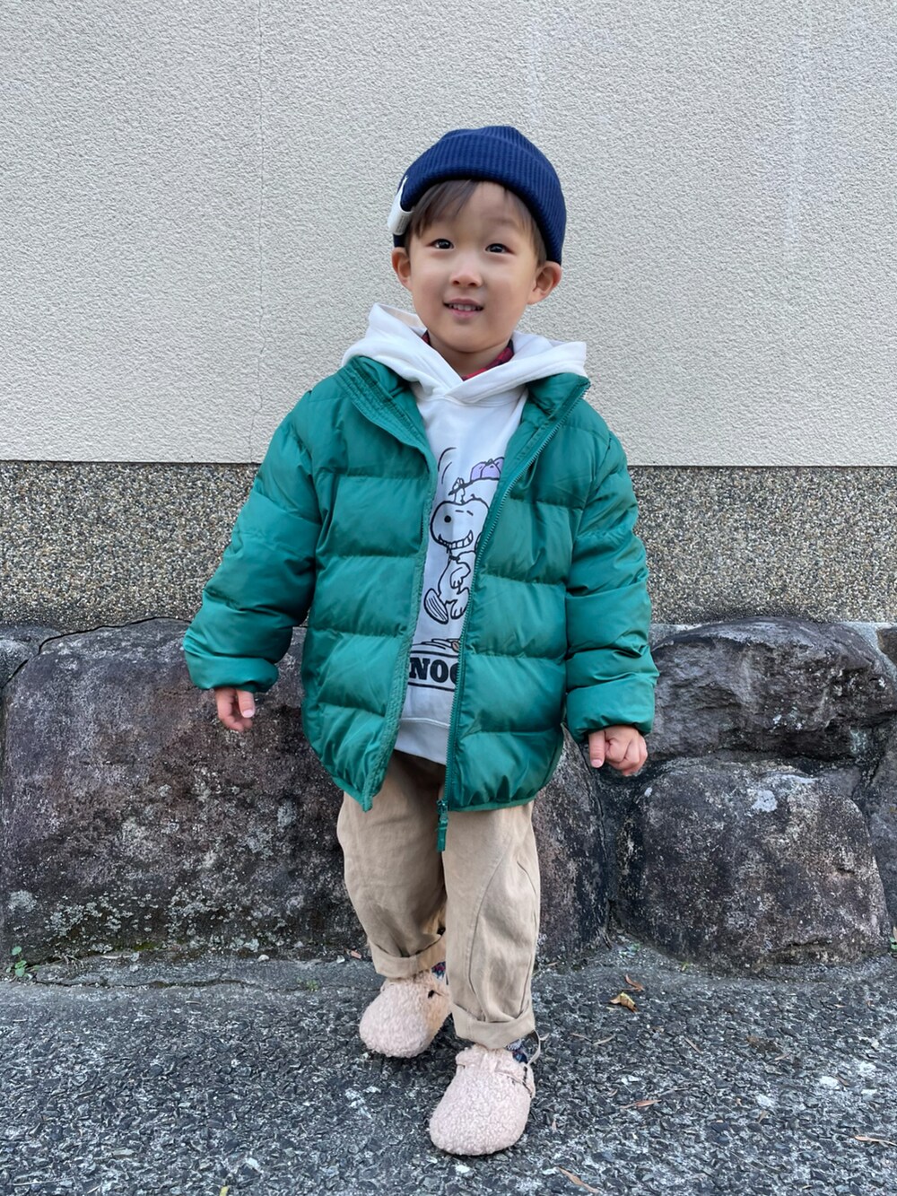 ホワイト系のパーカー、グリーン系のダウンジャケット/コート、ベージュ系のパンツを着用したキッズの冬コーディネートの3枚目の写真
