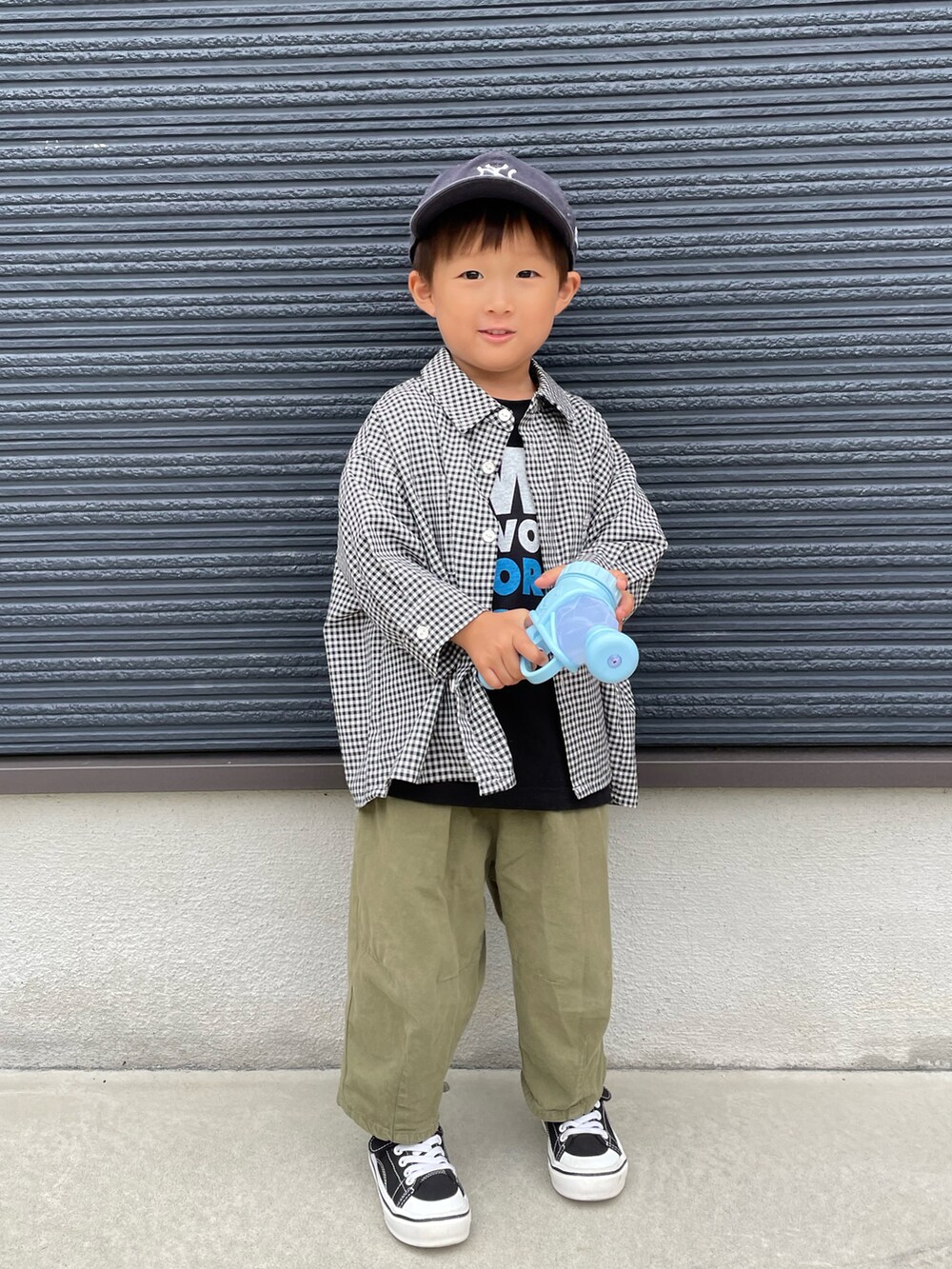 ブラック系のTシャツ/カットソー、ブラック系のシャツ/ブラウス、グリーン系のその他パンツを着用したキッズの秋コーディネートの3枚目の写真