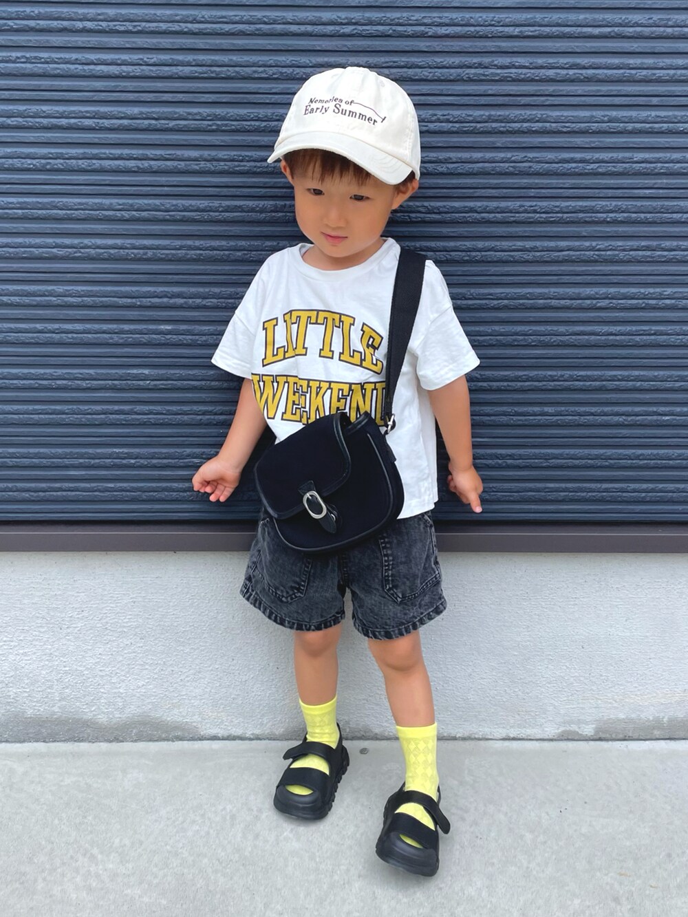 ホワイト系のセットアップ、ブラック系のその他パンツ、ブラック系のサンダルを着用したキッズの夏コーディネートの3枚目の写真