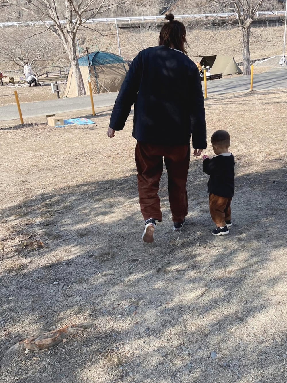 ブラック系のノーカラージャケット、ホワイト系のTシャツ/カットソー、ブラウン系のその他パンツを着用したキッズの冬コーディネートの3枚目の写真