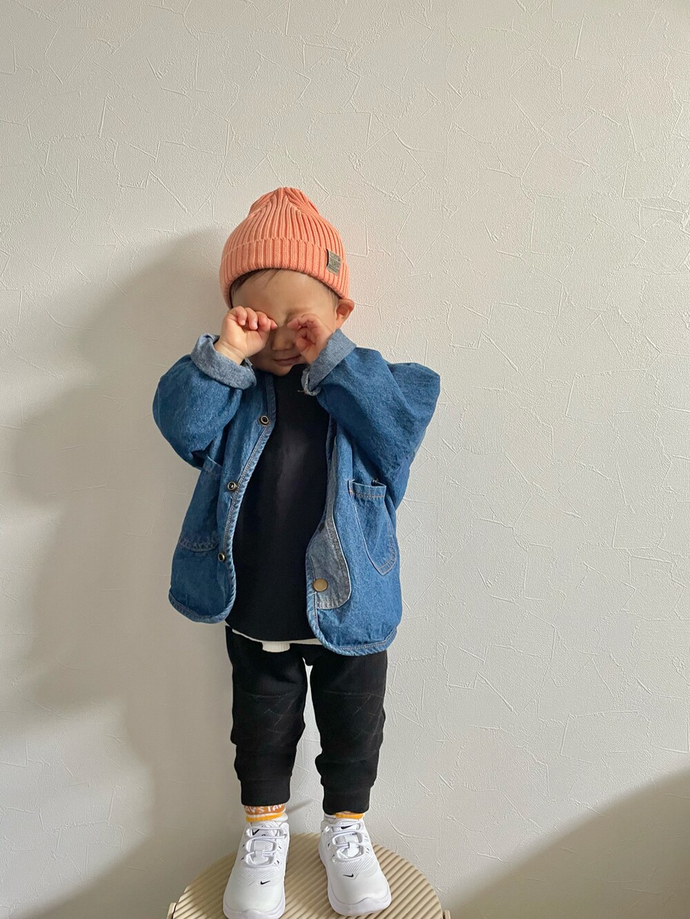ブルー系のデニムジャケット、ブラック系のTシャツ/カットソー、ホワイト系のタンクトップを着用したキッズの春コーディネートの3枚目の写真