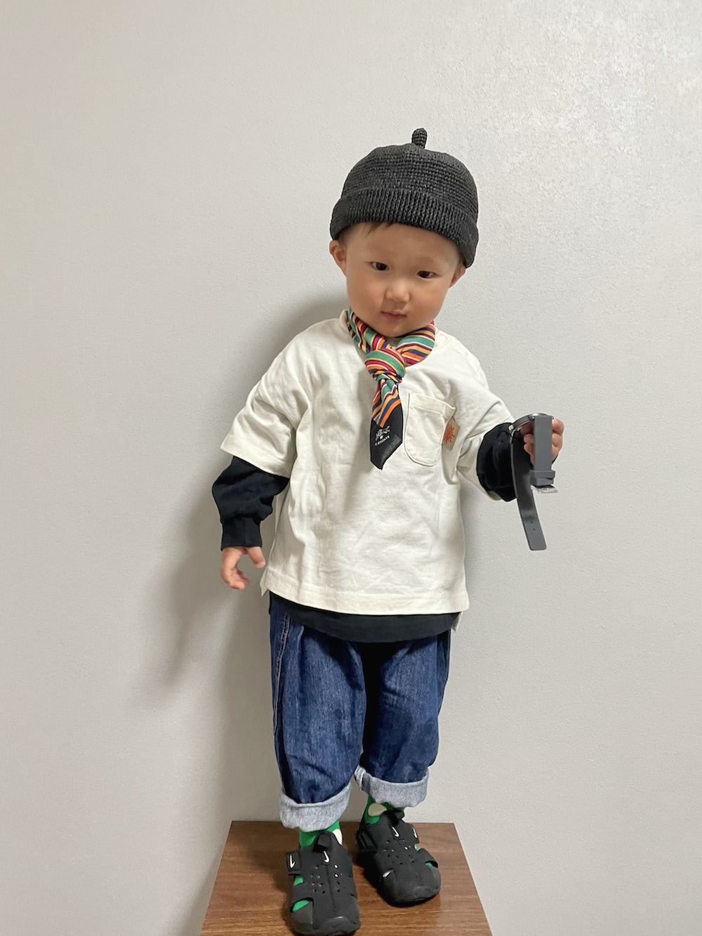ブラック系のTシャツ/カットソー、その他のデニムパンツ、ブラック系のサンダルを着用したキッズの春コーディネートの4枚目の写真