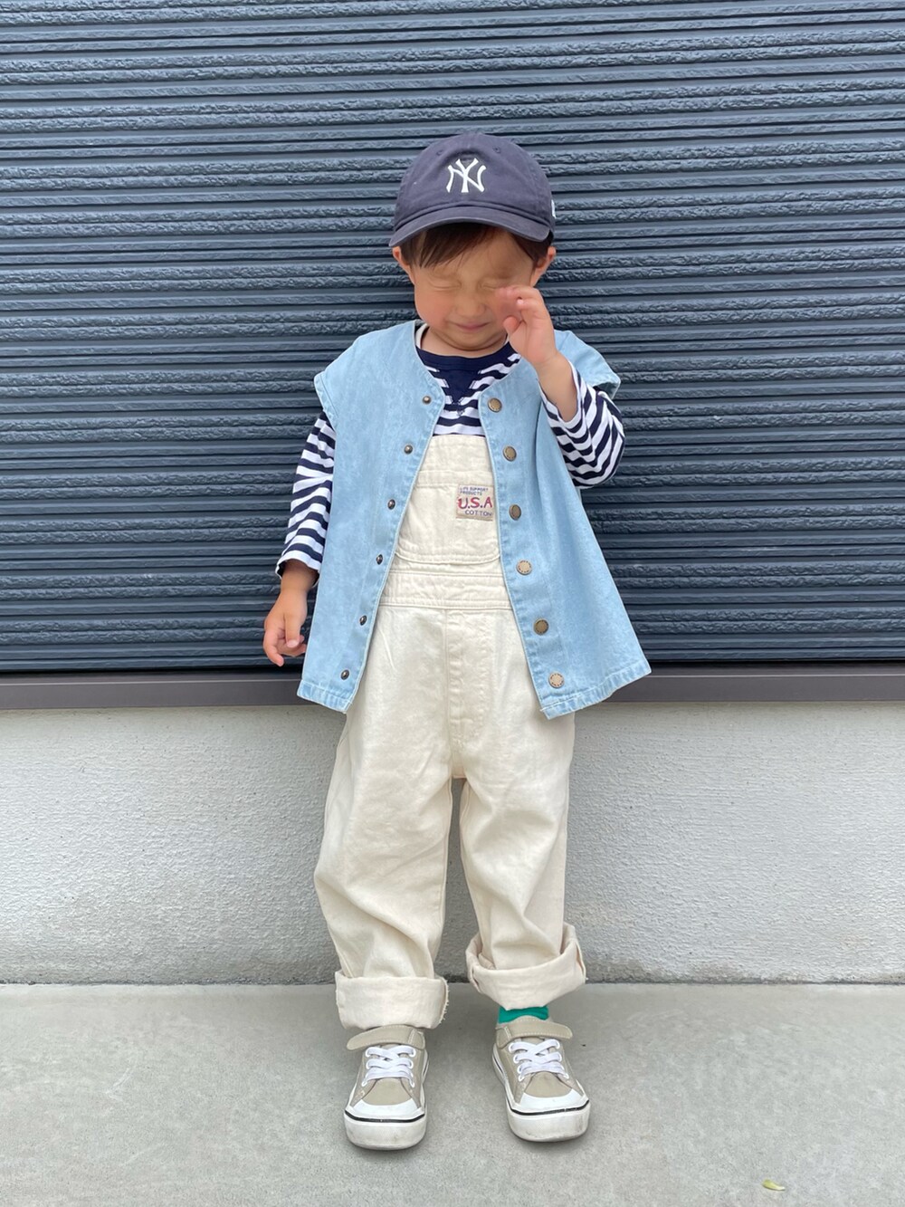 ホワイト系のサロペット/オーバーオール、ブルー系のベスト、ブルー系のTシャツ/カットソーを着用したキッズの春コーディネートの4枚目の写真