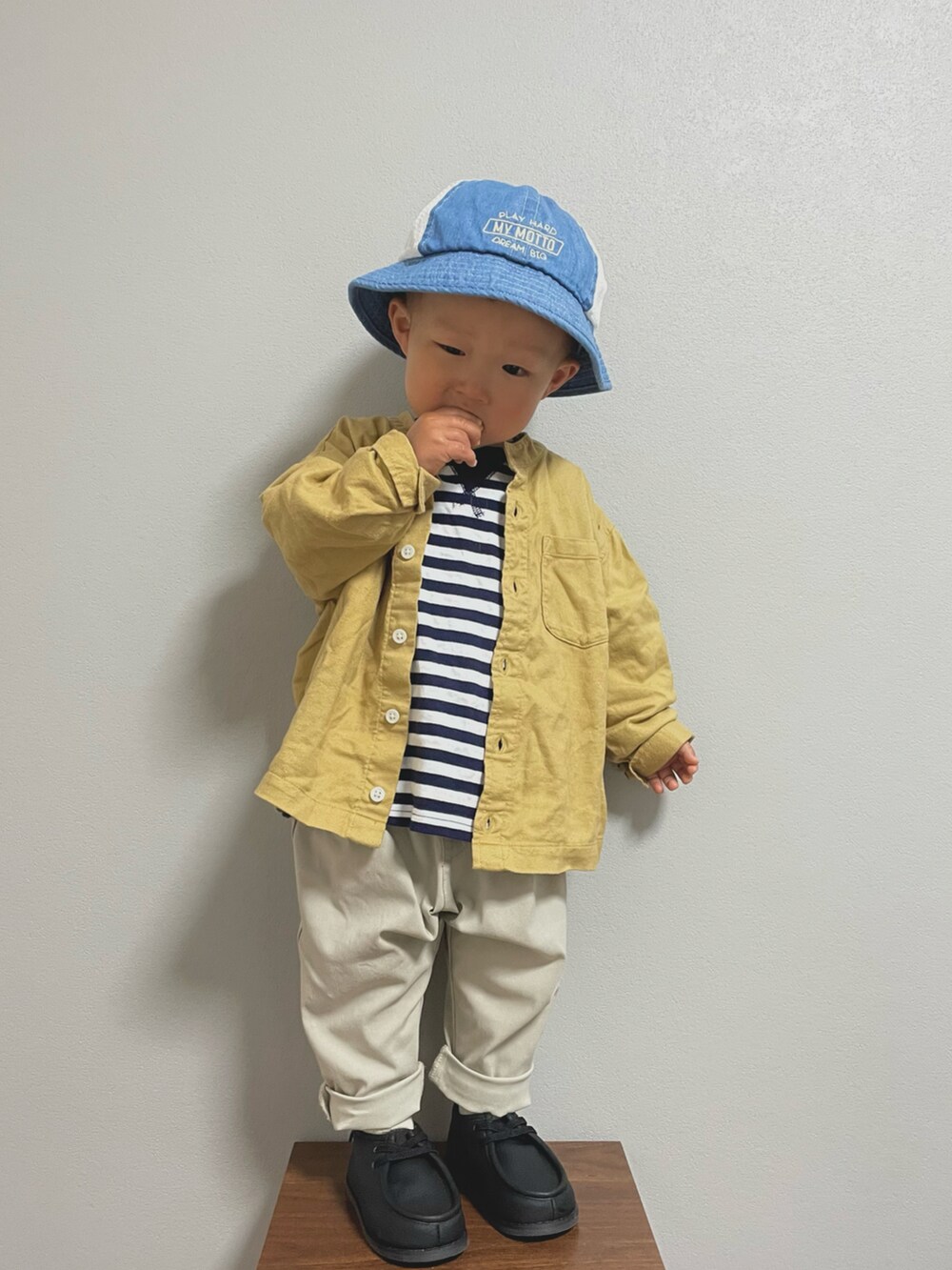 イエロー系のシャツ/ブラウス、ブルー系のTシャツ/カットソー、ホワイト系のパンツを着用したキッズの春コーディネートの2枚目の写真