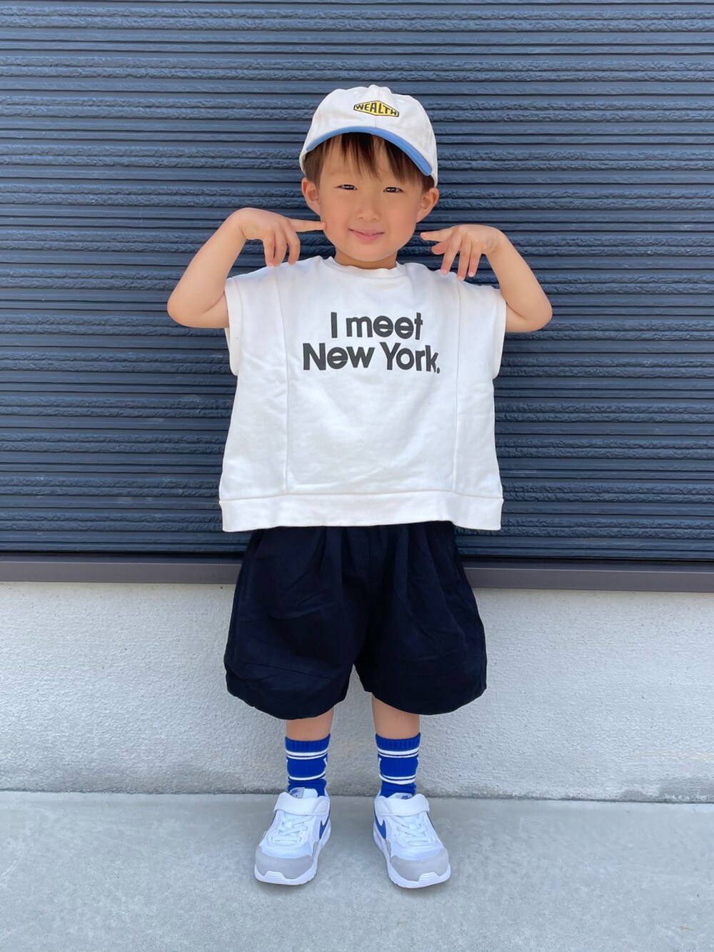 ホワイト系のスウェット、ブラック系のその他パンツ、ホワイト系のスニーカーを着用したキッズの夏コーディネートの2枚目の写真