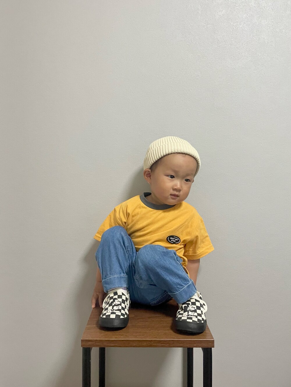 オレンジ系のTシャツ/カットソー、ブルー系のデニムパンツ、ブラック系のスリッポンを着用したキッズの春コーディネートの3枚目の写真