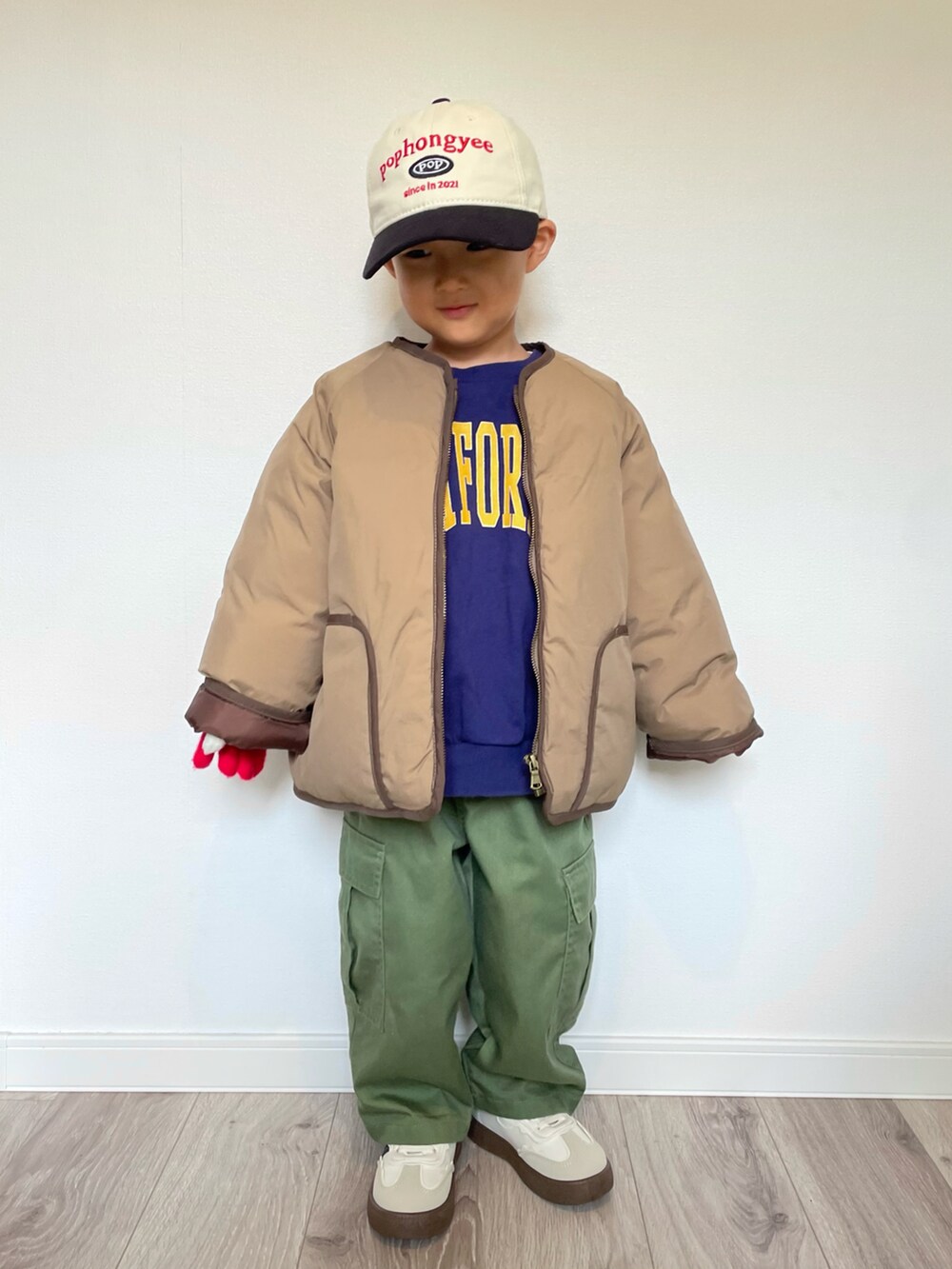 ブルー系のスウェット、ブラウン系のノーカラージャケット、グリーン系のカーゴパンツを着用したキッズの冬コーディネートの3枚目の写真