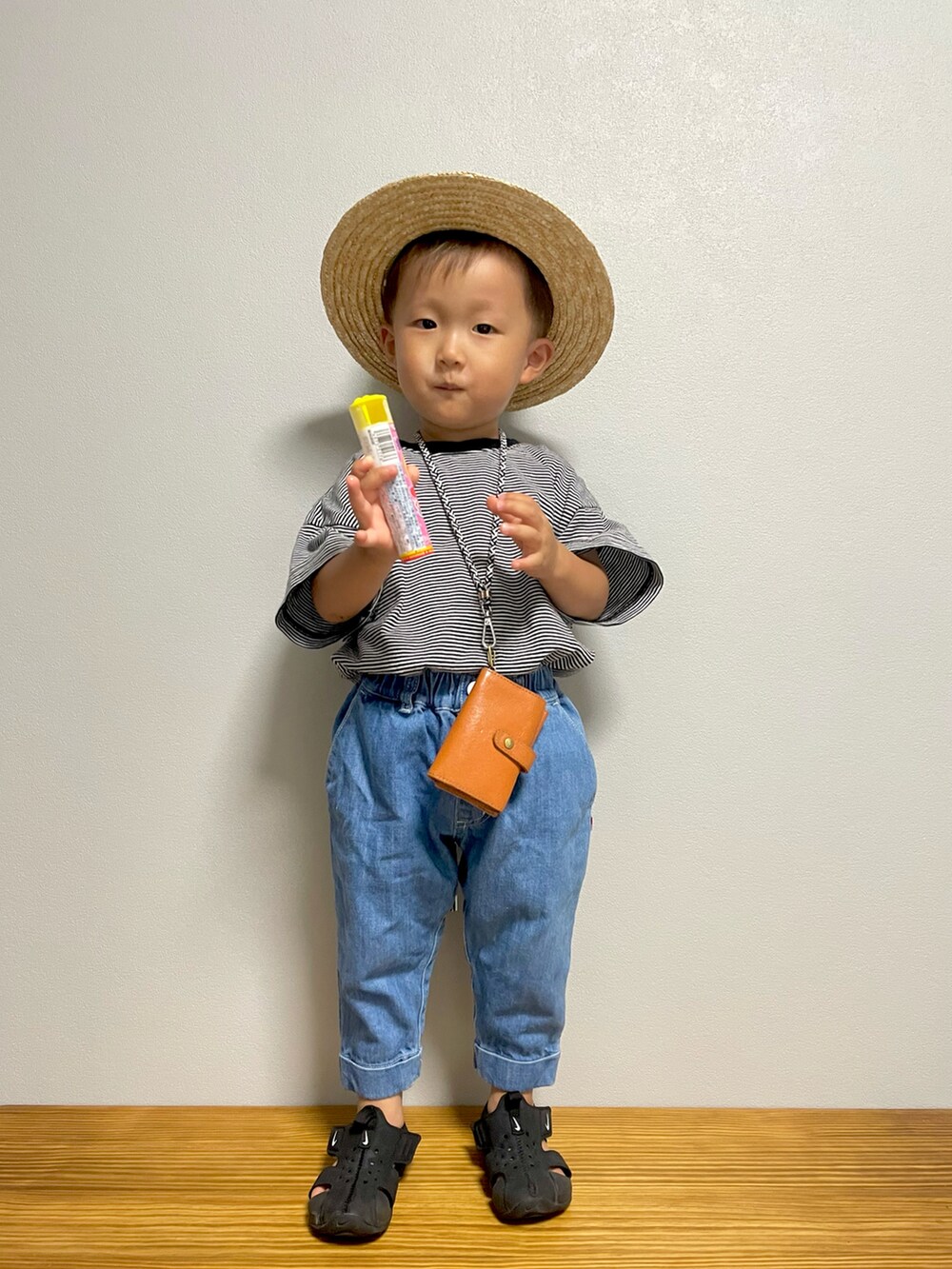 ブラック系のTシャツ/カットソー、ブルー系のデニムパンツ、ブラック系のサンダルを着用したキッズの夏コーディネートの2枚目の写真