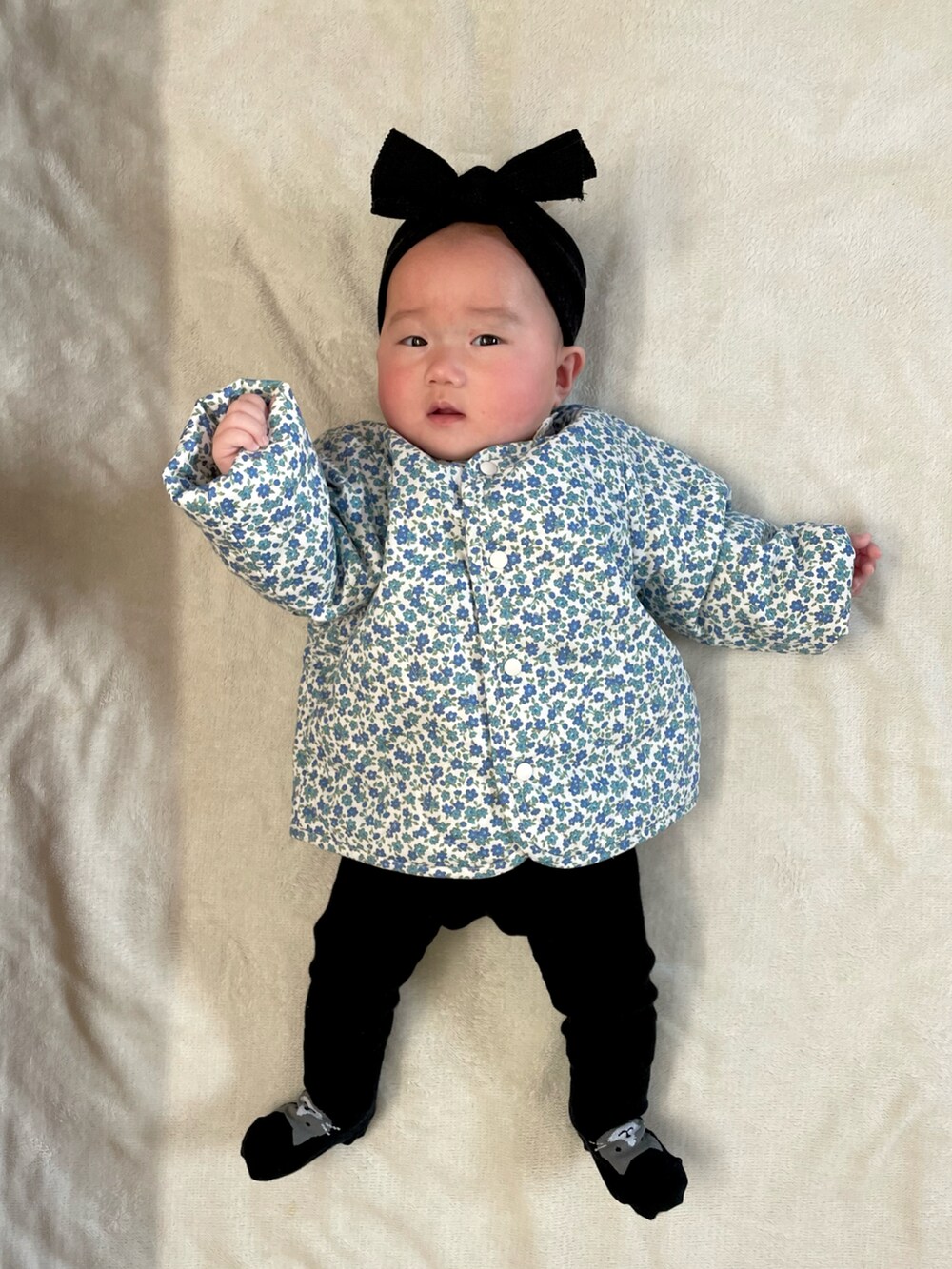 ブルー系のカーディガン/ボレロ、グレー系のソックス/靴下、グレー系のロンパースを着用したキッズの冬コーディネートの2枚目の写真