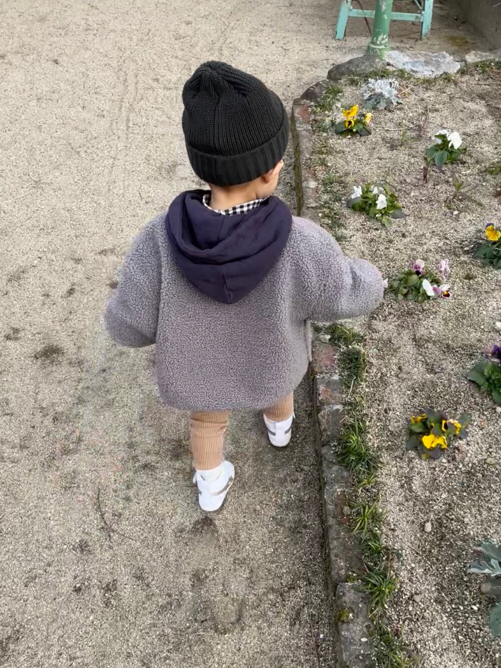 ブラック系のTシャツ/カットソー、パープル系のパーカー、グレー系のノーカラージャケットを着用したキッズの冬コーディネートの3枚目の写真