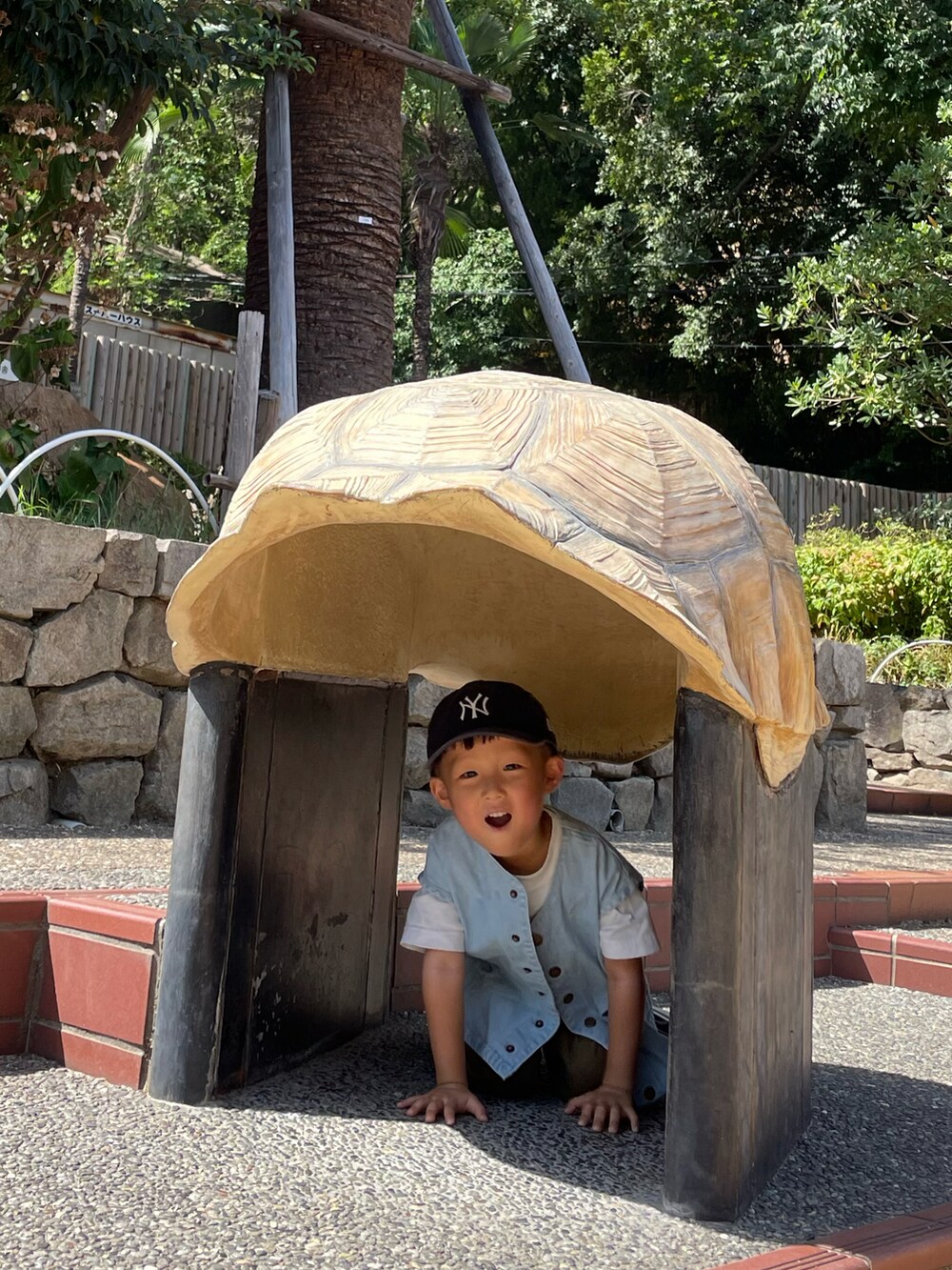 ブルー系のベスト、ブラウン系のその他パンツ、ブラック系のスニーカーを着用したキッズの秋コーディネートの4枚目の写真