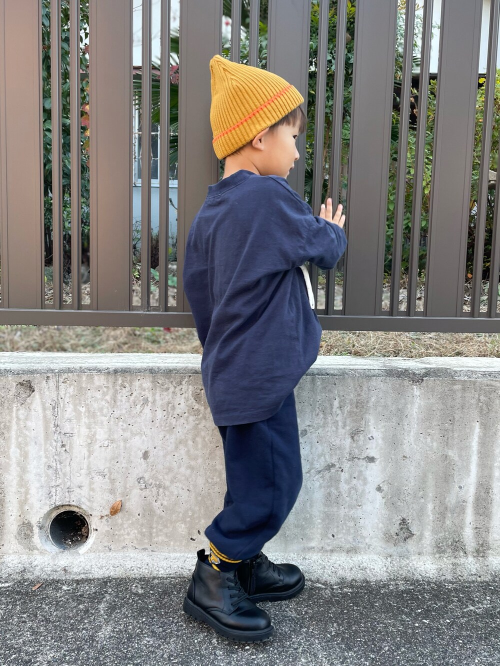 ブルー系のTシャツ/カットソー、ブルー系のスウェットパンツ、ブラック系のブーツを着用したキッズの秋コーディネートの4枚目の写真