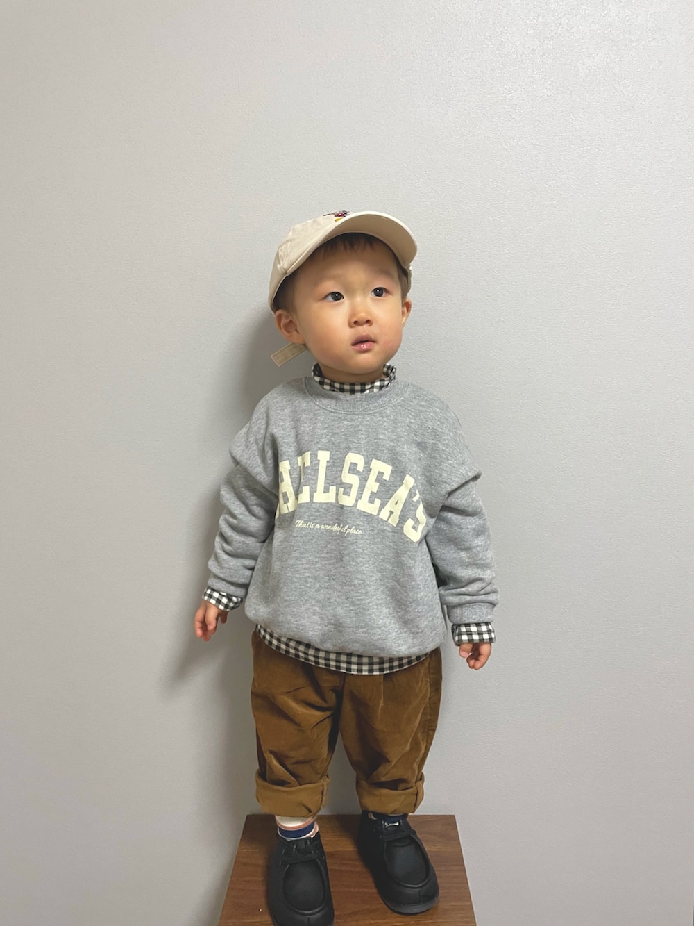 グレー系のスウェット、ブラック系のTシャツ/カットソー、ブラック系のブーツを着用したキッズの冬コーディネートの3枚目の写真