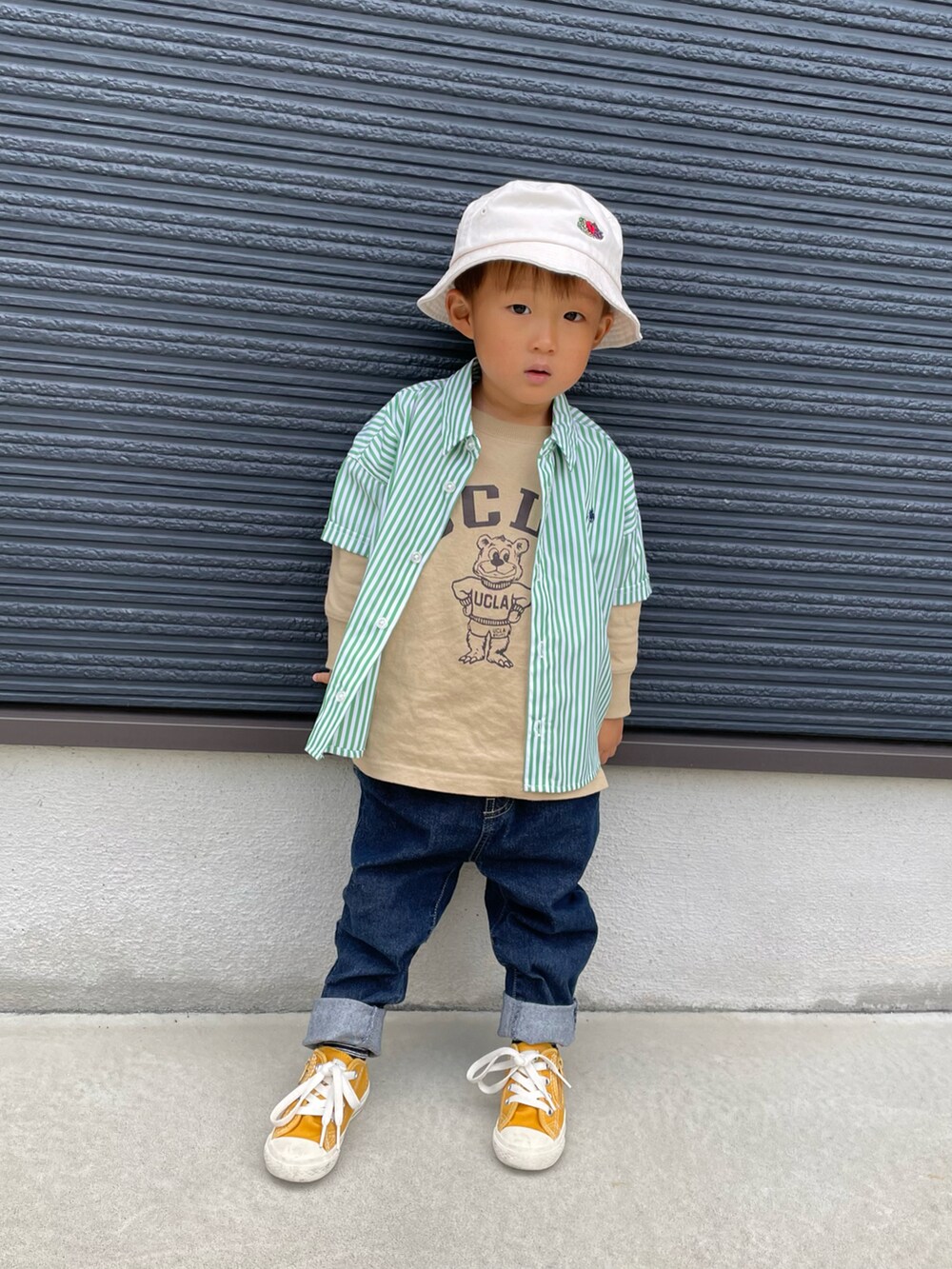 グリーン系のシャツ/ブラウス、ブルー系のデニムパンツ、イエロー系のスニーカーを着用したキッズの春コーディネートの2枚目の写真