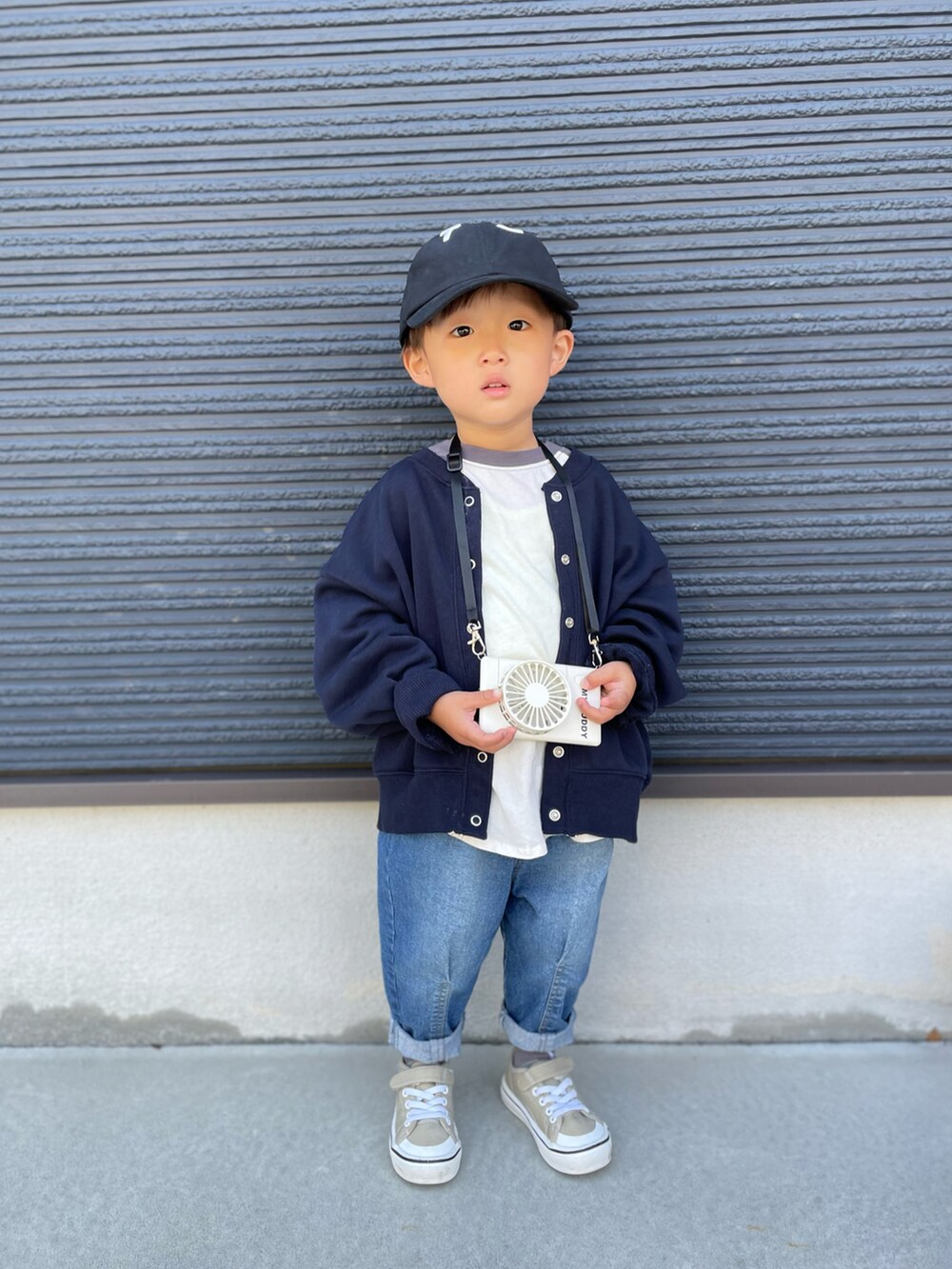 グレー系のTシャツ/カットソー、ブルー系のデニムパンツ、ベージュ系のスニーカーを着用したキッズの春コーディネートの5枚目の写真