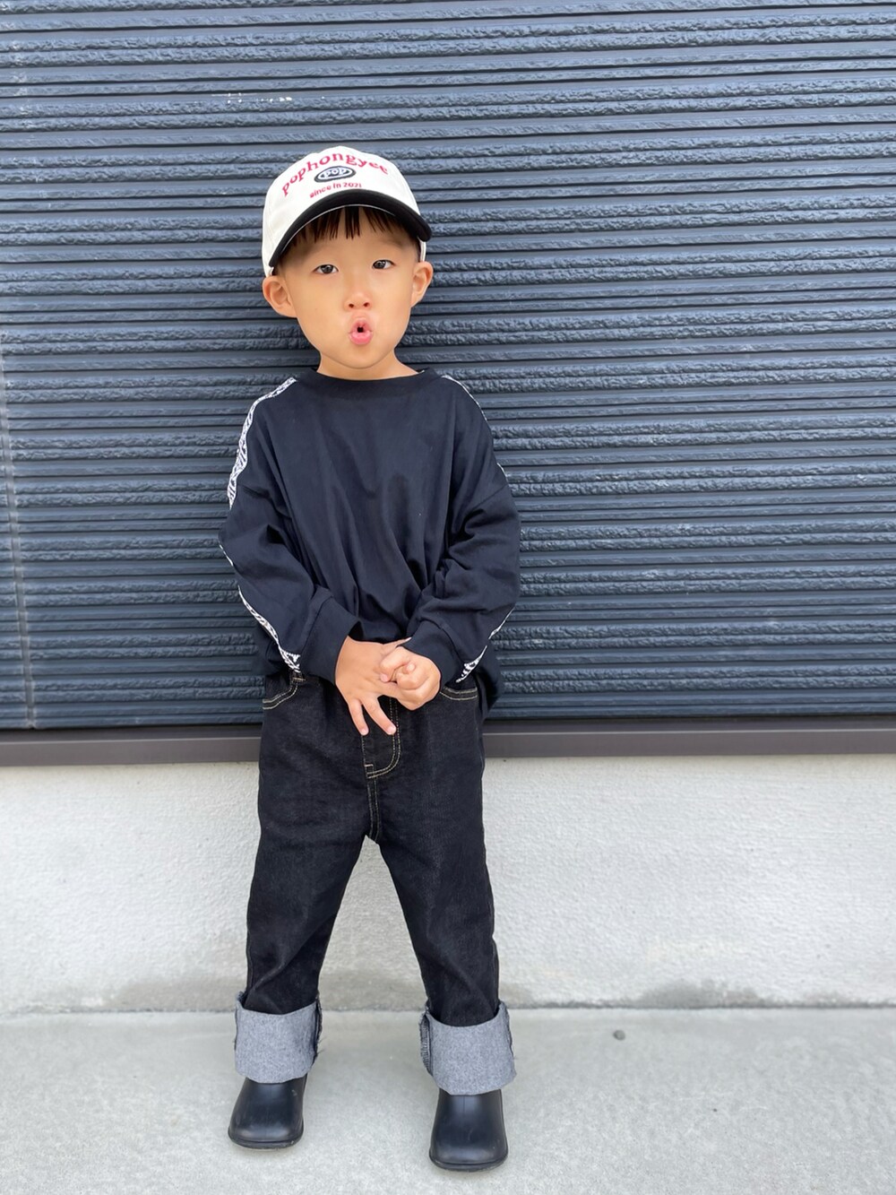 グリーン系のMA-1、ブラック系のTシャツ/カットソー、ブルー系のデニムパンツを着用したキッズの秋コーディネートの5枚目の写真