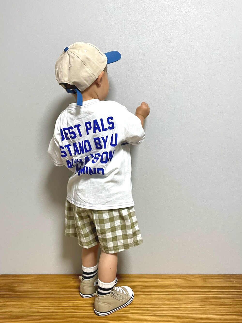 ホワイト系のTシャツ/カットソー、グリーン系のパンツ、ベージュ系のスニーカーを着用したキッズの夏コーディネートの2枚目の写真