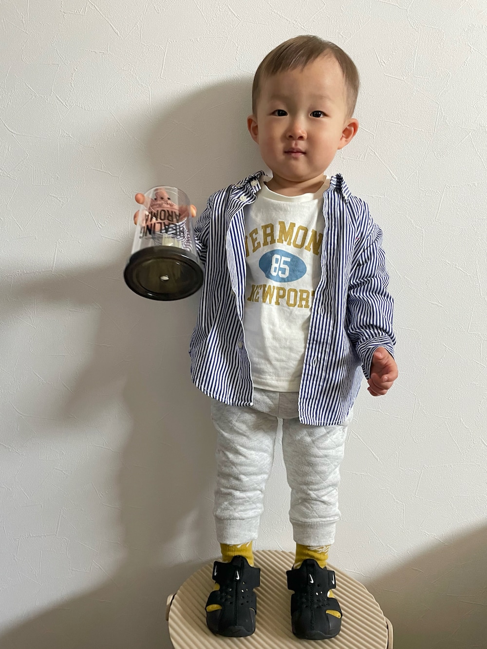 ブルー系のシャツ/ブラウス、ホワイト系のTシャツ/カットソー、ホワイト系のその他パンツを着用したキッズの春コーディネートの2枚目の写真