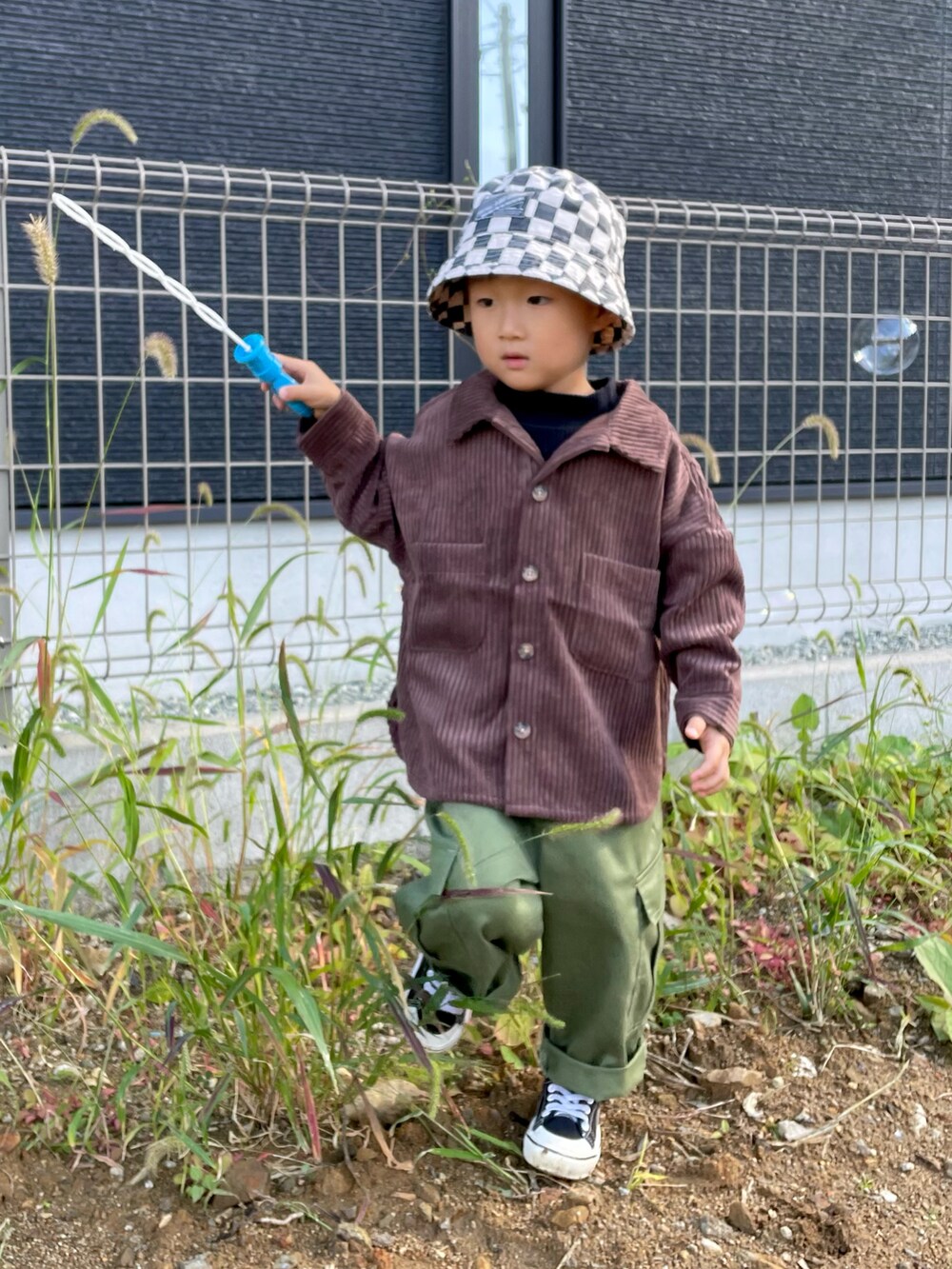 「バケットハット、レイヤードスタイル、シャツスタイル、コーデュロイ、カーゴパンツ、ストリート、スニーカー、ビッグシルエット、カジュアルコーデ、秋コーデ、ブラウン」｜「BREEZEのシェフハット（ハット、ブラック系）」を使った、ＯＴＯ ☺︎ ‬ＲＩＲＩさん（キッズ・90cm）の秋コーディネートの3枚目の写真