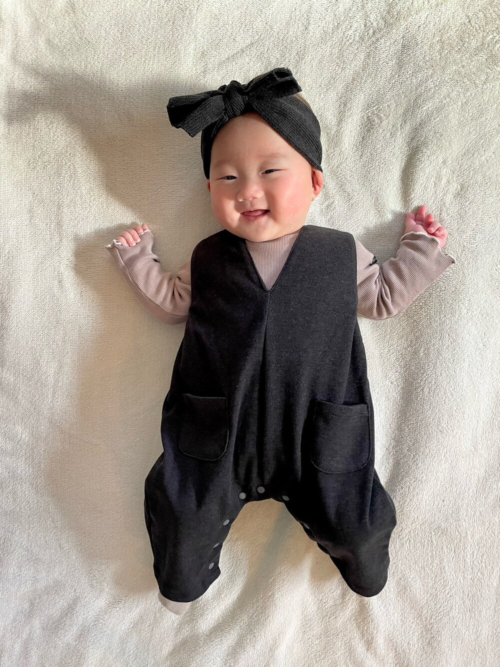 ブラック系のサロペット/オーバーオール、ブラウン系のロンパースを着用したキッズの冬コーディネートの4枚目の写真