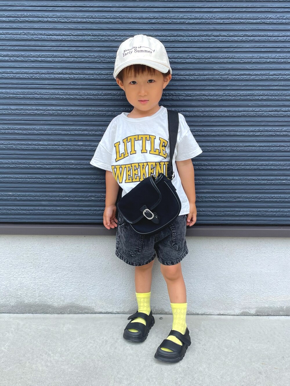 ホワイト系のセットアップ、ブラック系のその他パンツ、ブラック系のサンダルを着用したキッズの夏コーディネートの4枚目の写真