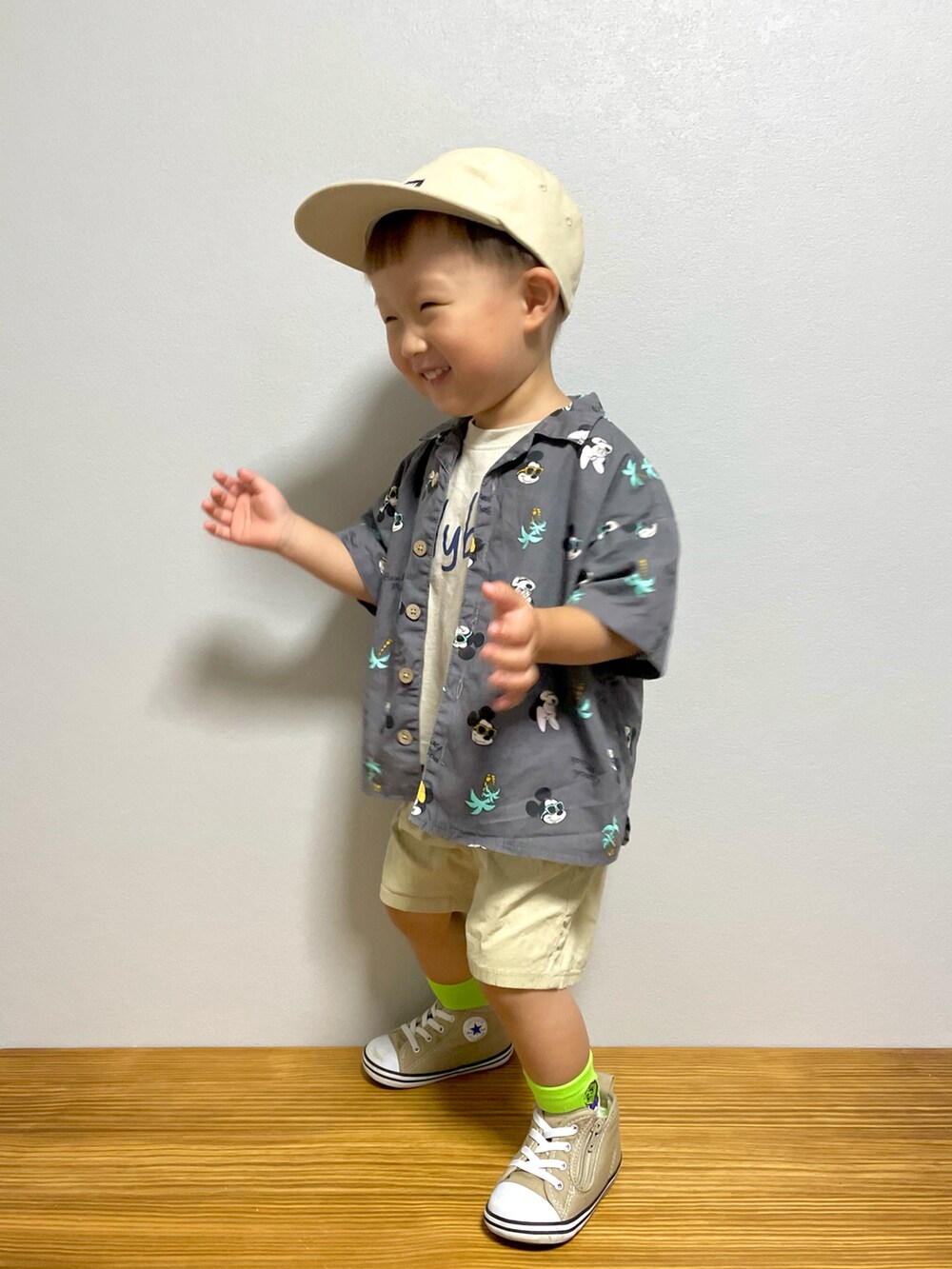 その他のTシャツ/カットソー、グレー系のセットアップ、ベージュ系のその他パンツを着用したキッズの夏コーディネートの4枚目の写真