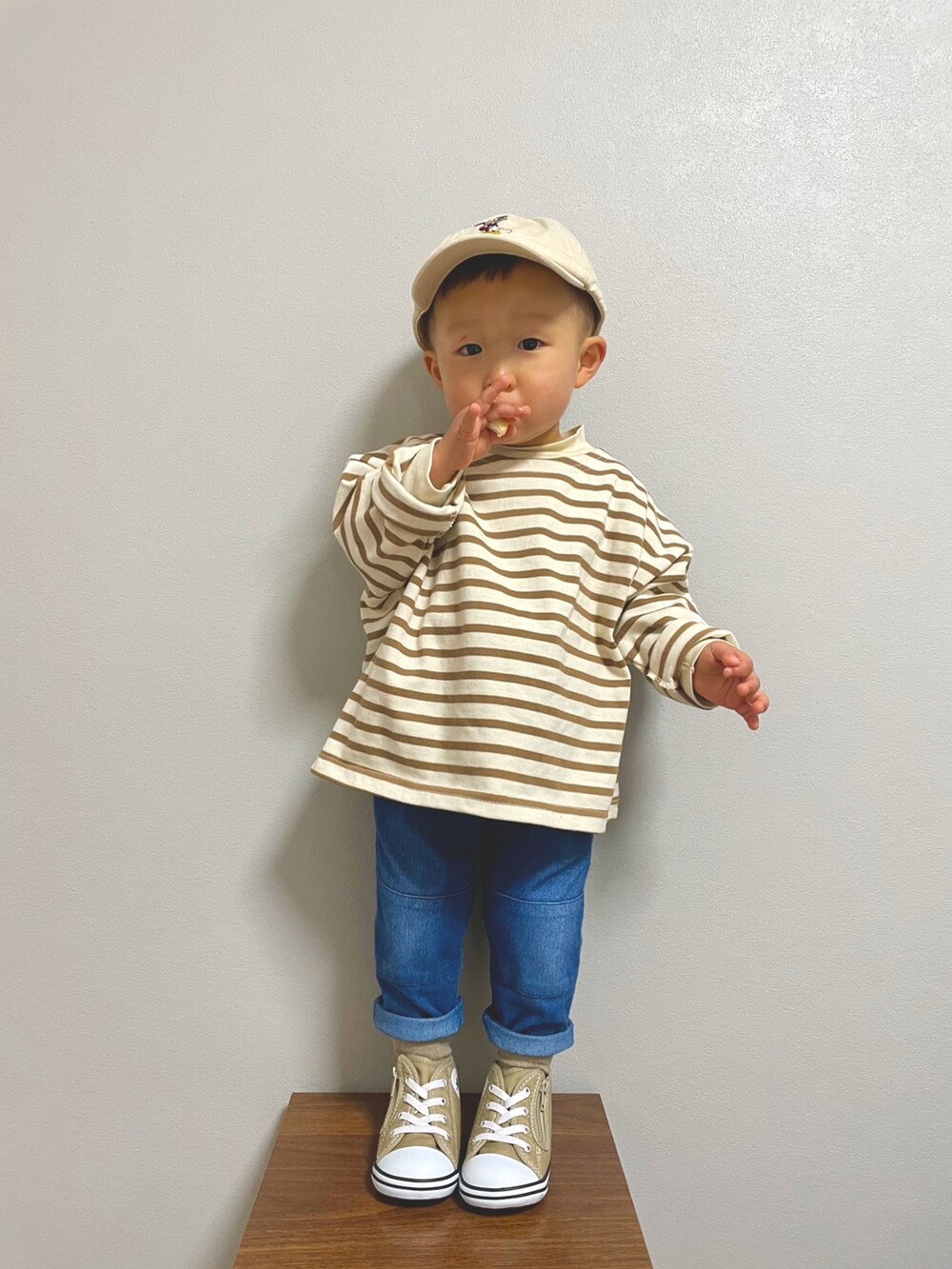 ブラウン系のTシャツ/カットソー、ホワイト系のTシャツ/カットソー、ブルー系のデニムパンツを着用したキッズの冬コーディネートの2枚目の写真