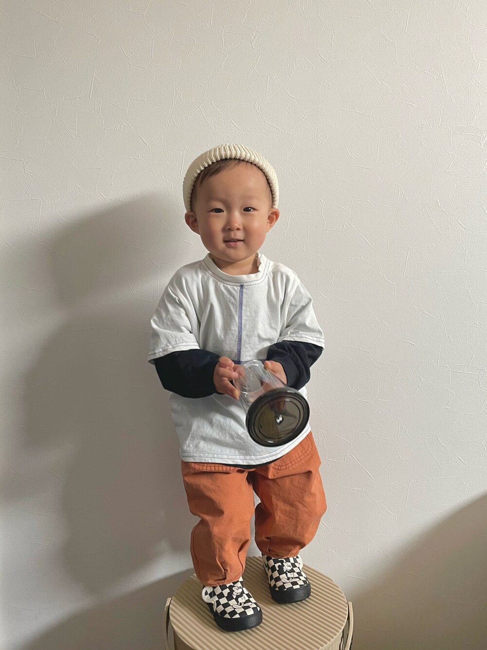 ブラック系のTシャツ/カットソー、ホワイト系のTシャツ/カットソー、オレンジ系のパンツを着用したキッズの春コーディネートの2枚目の写真