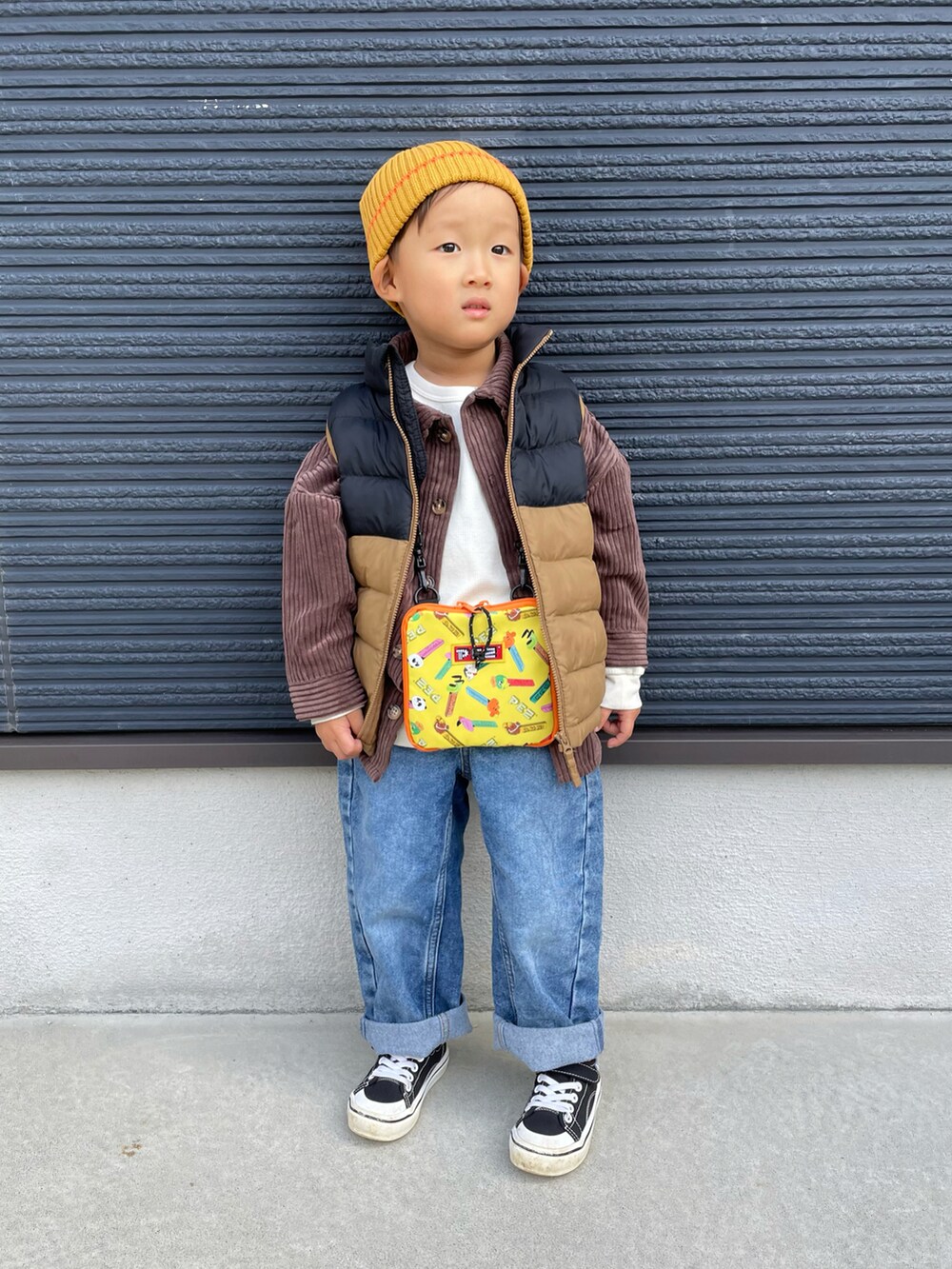 ブラウン系のシャツ/ブラウス、ブラウン系のダウンジャケット/コート、ブルー系のデニムパンツを着用したキッズの秋コーディネートの3枚目の写真