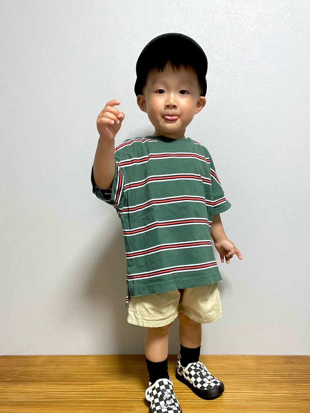 グリーン系のTシャツ/カットソー、ベージュ系のその他パンツ、ブラック系のスリッポンを着用したキッズの春コーディネートの3枚目の写真