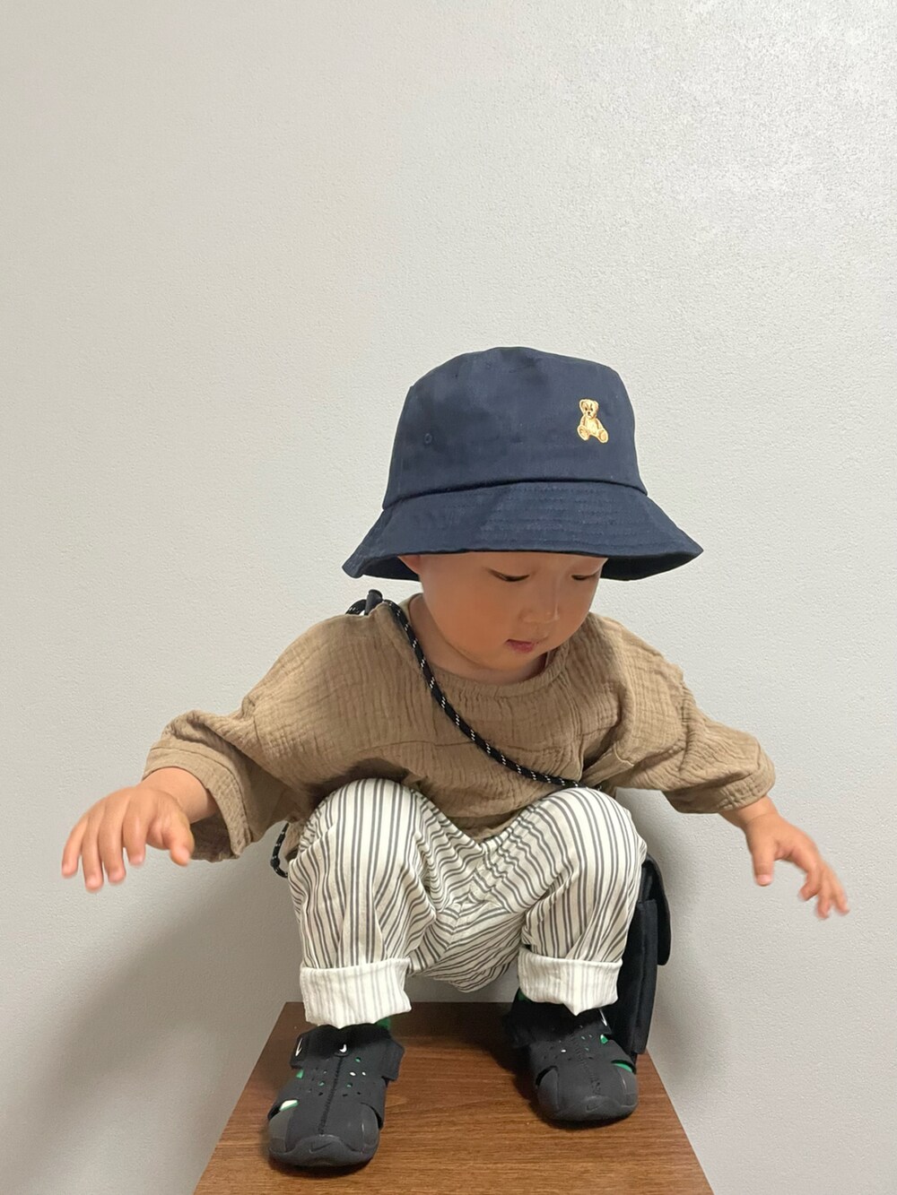ブラック系のショルダーバッグ、グレー系のその他パンツ、ブラック系のサンダルを着用したキッズの春コーディネートの5枚目の写真
