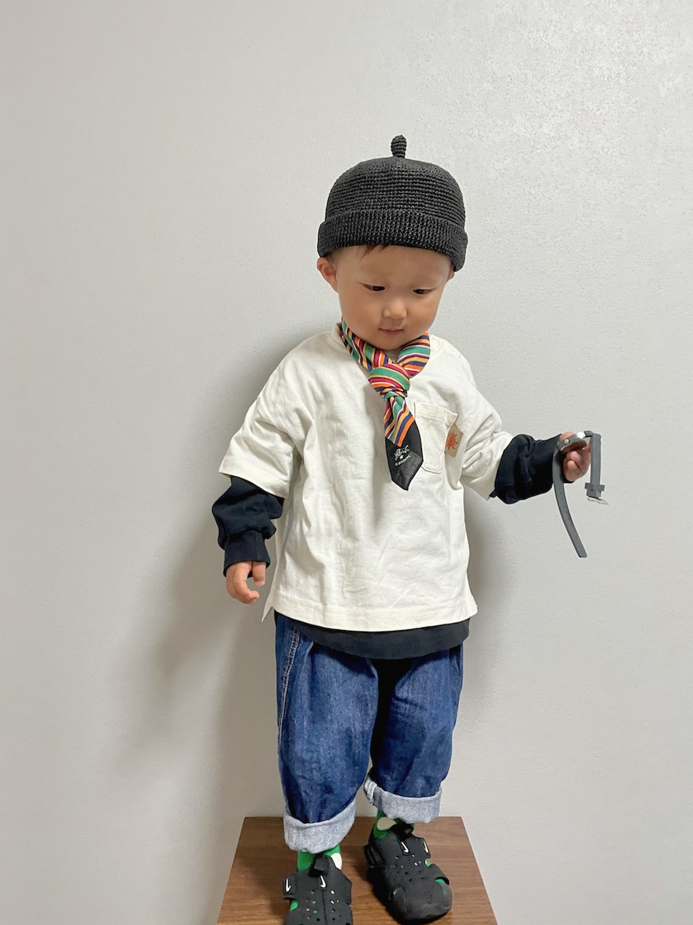 ブラック系のTシャツ/カットソー、その他のデニムパンツ、ブラック系のサンダルを着用したキッズの春コーディネートの3枚目の写真